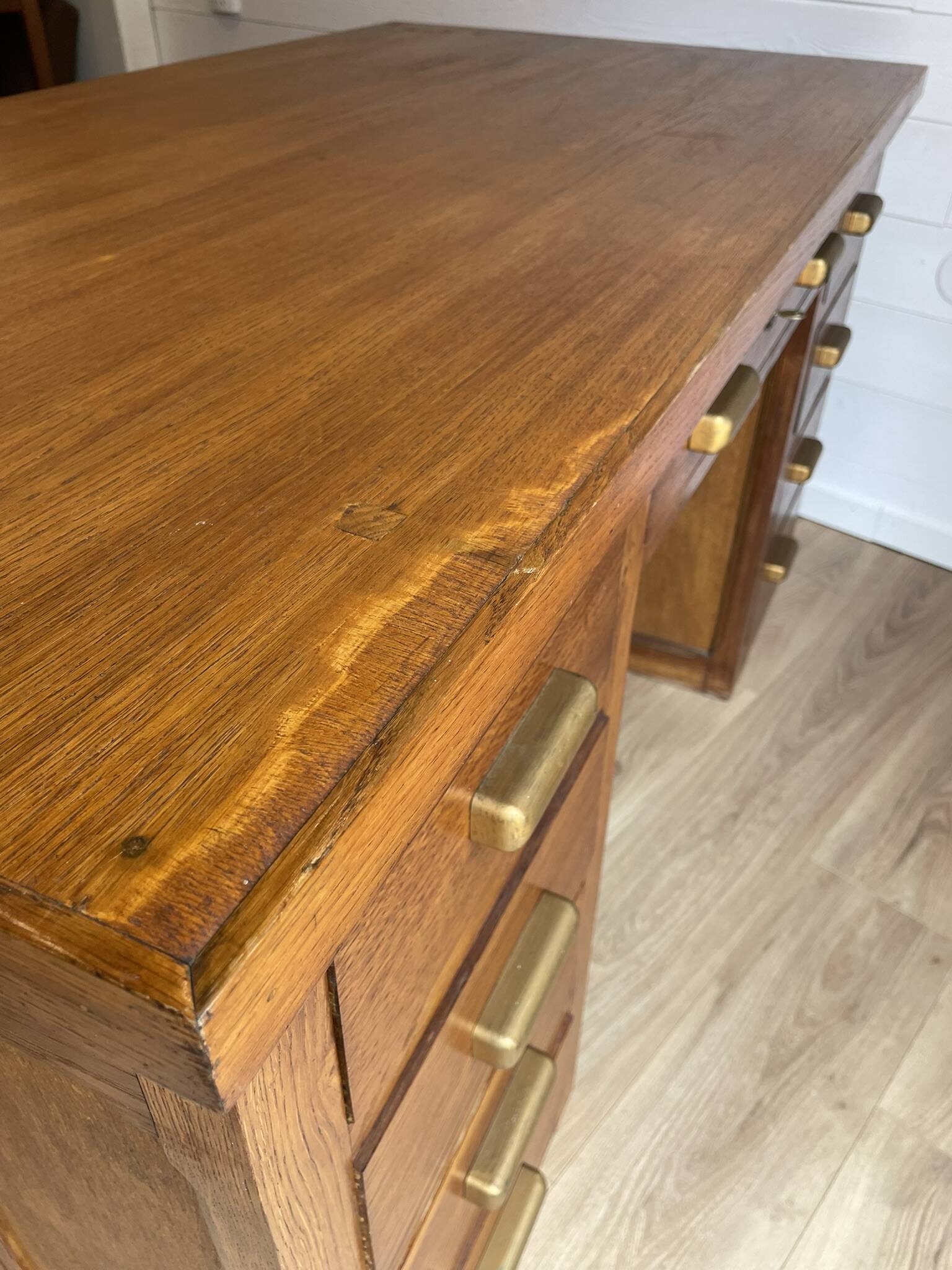 Bureau de ministre vintage double caisson en chêne – Milieu de pièce