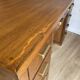Bureau de ministre vintage double caisson en chêne – Milieu de pièce