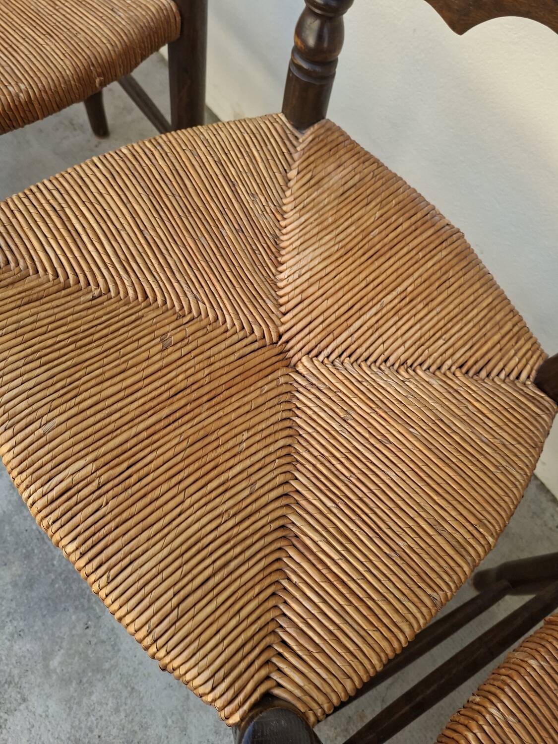 Set of 6 high-backed straw-seated chairs in solid oak from the early 1900s.