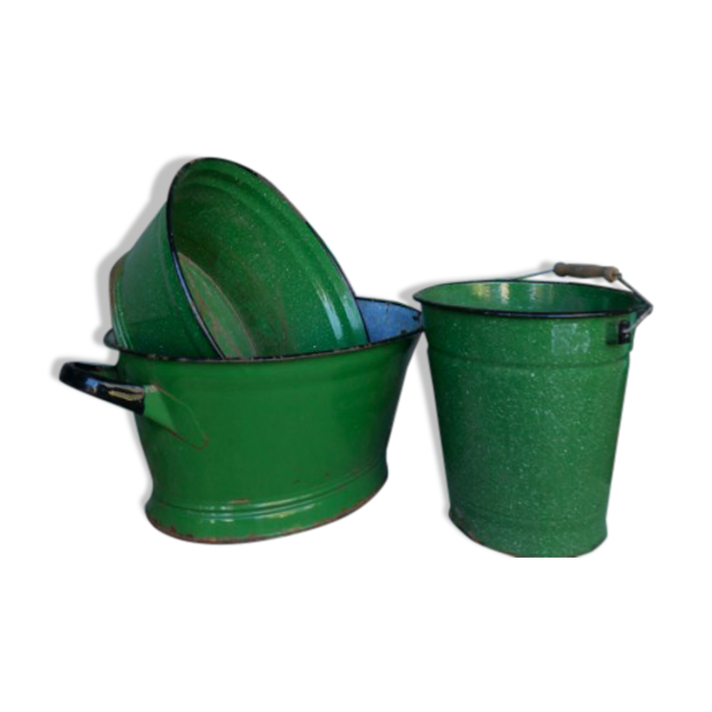 Lot of 3 pieces enamelled basins and bucket