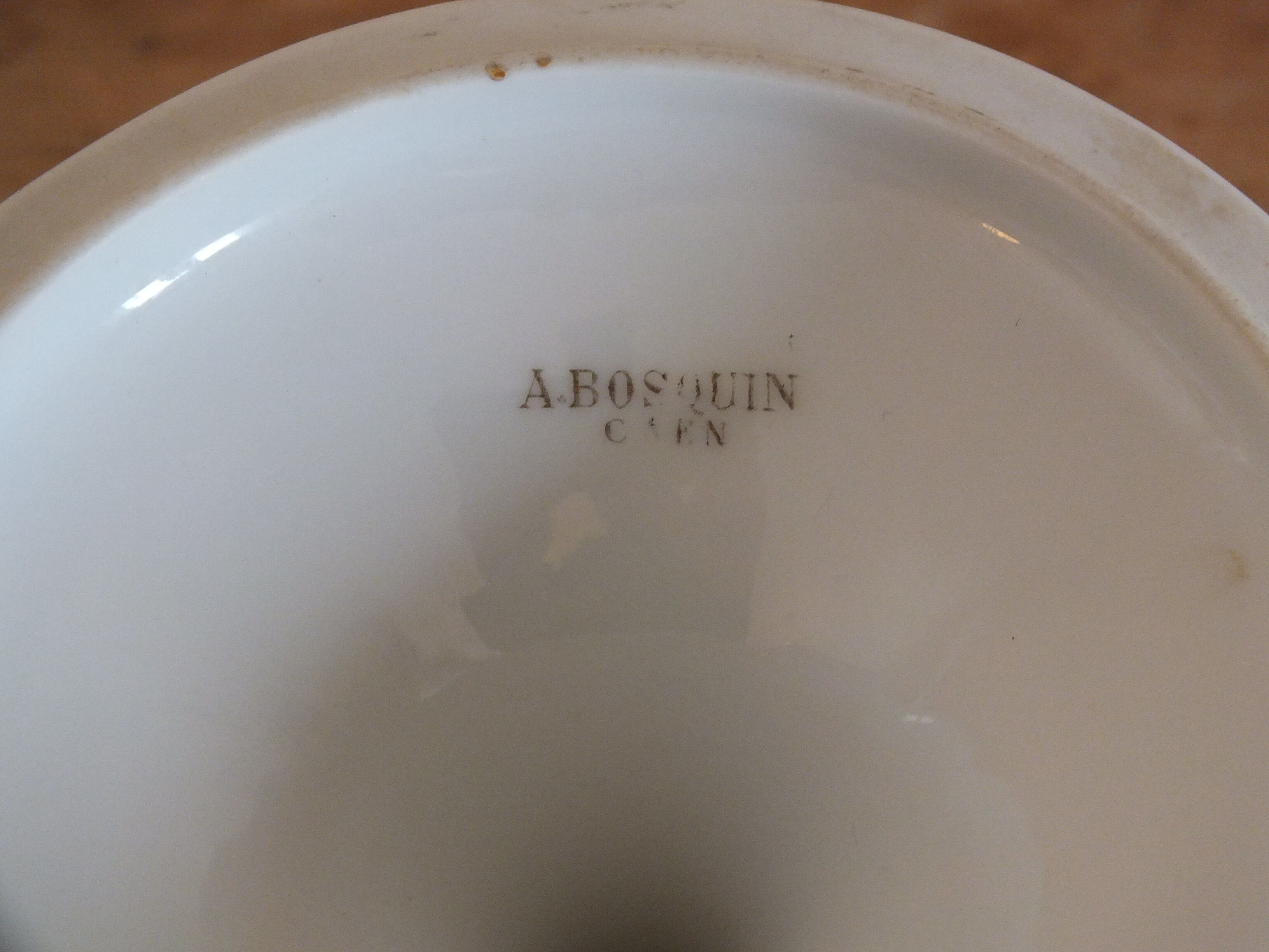 White and gold porcelain display cup - Bosquin in Caen