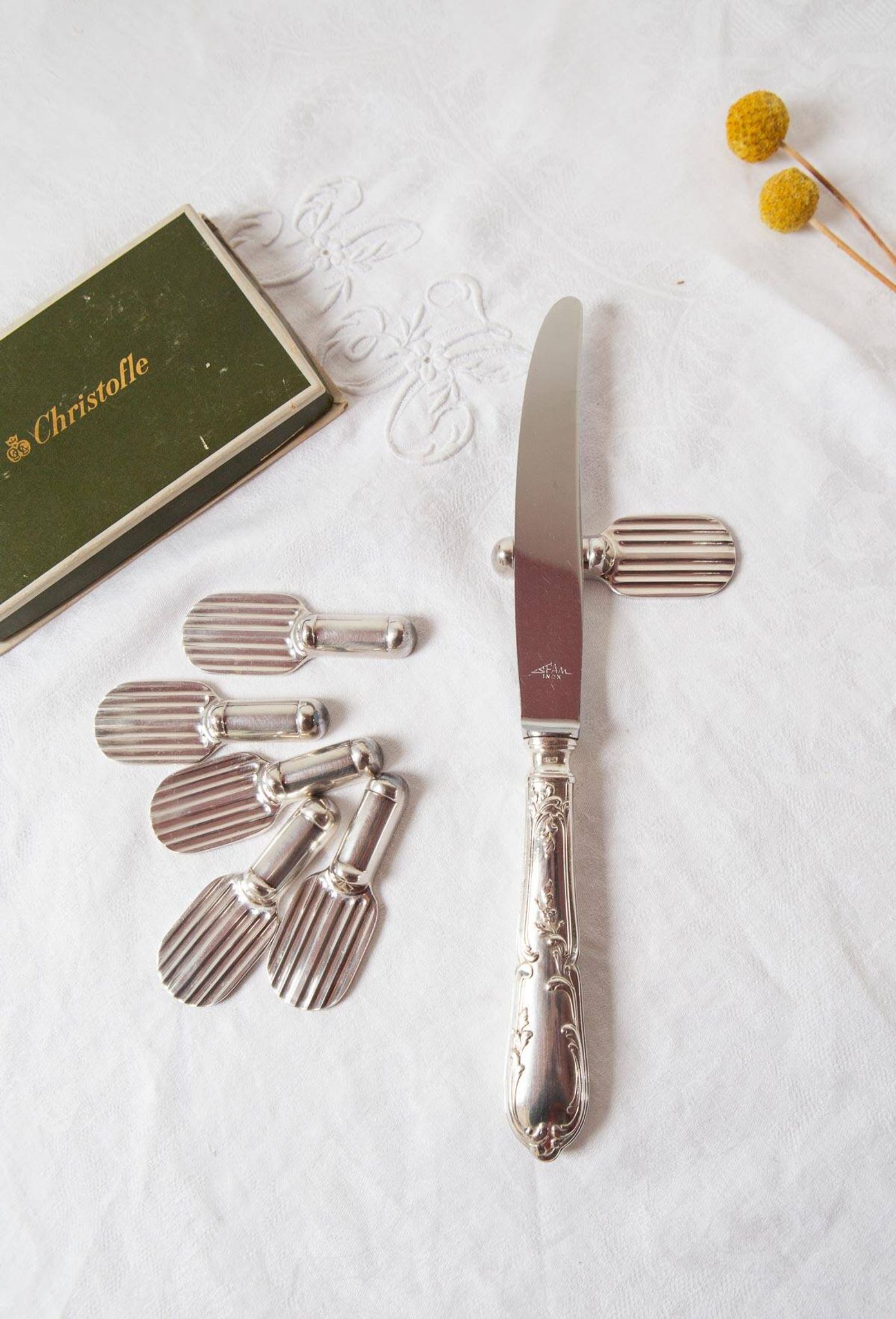 Set of 6 Christofle knife rests in the Strié model in silver-plated metal.