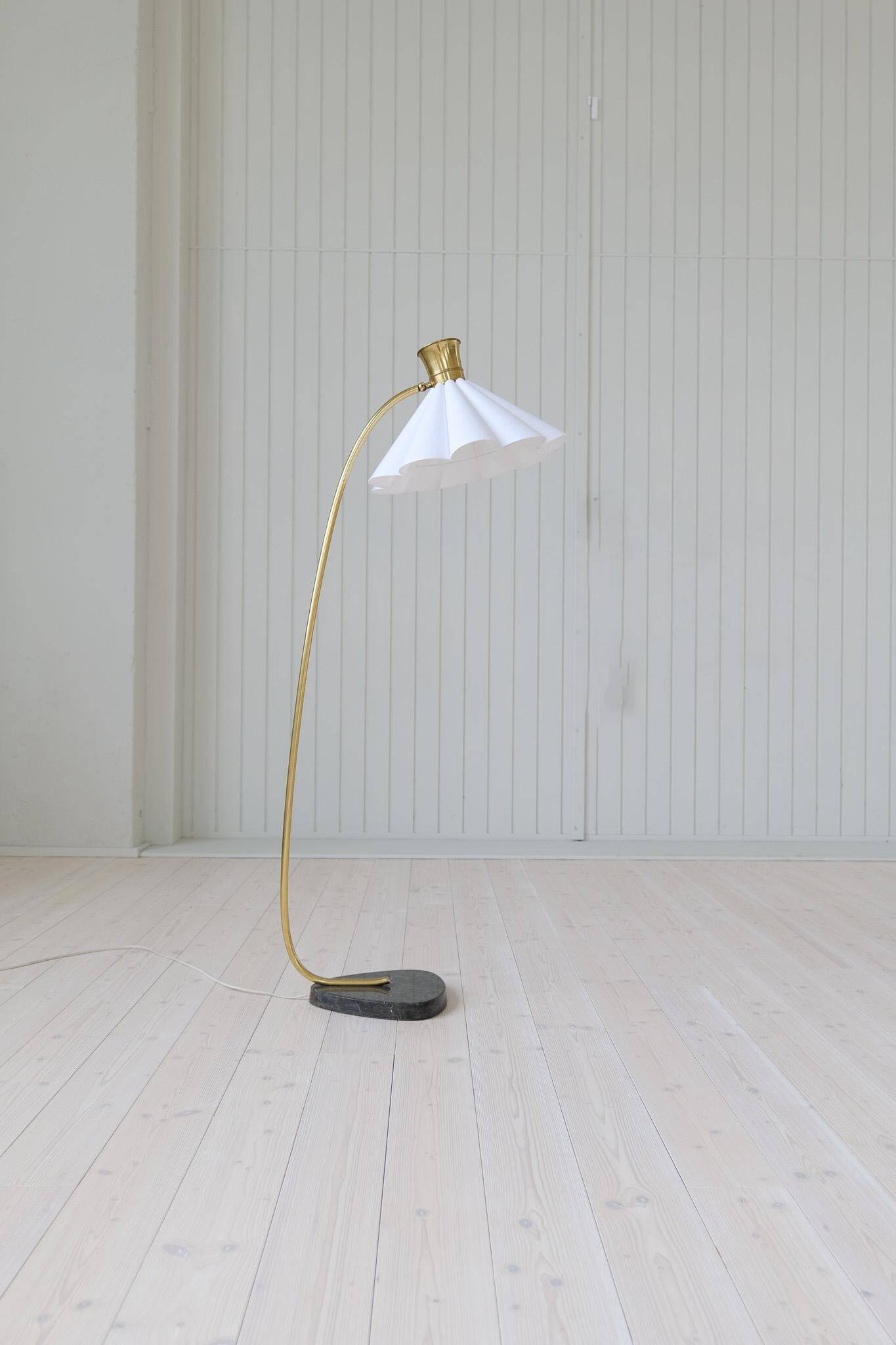 Curved mid-century floor lamp in brass and stone