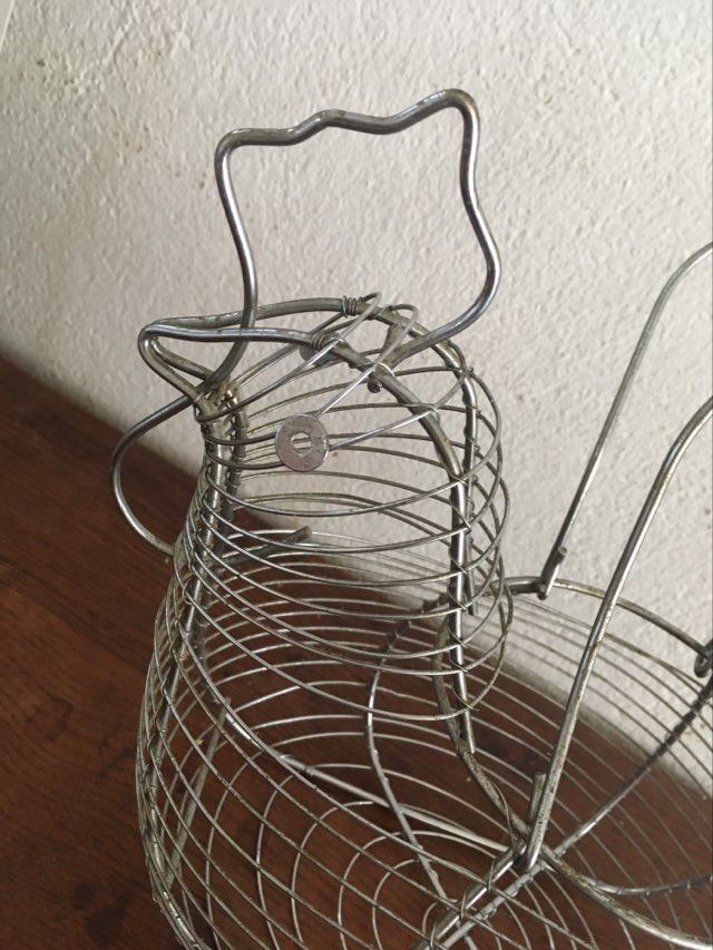 Hen-shaped egg basket