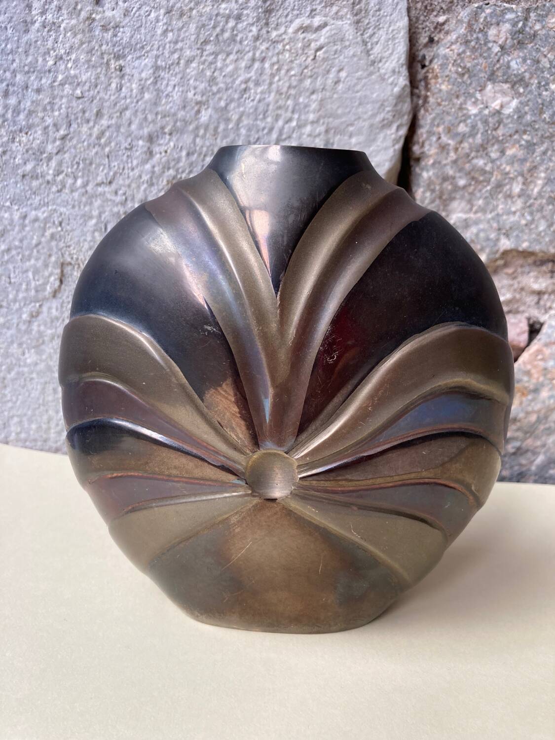 Vase en métal à patine tricolore