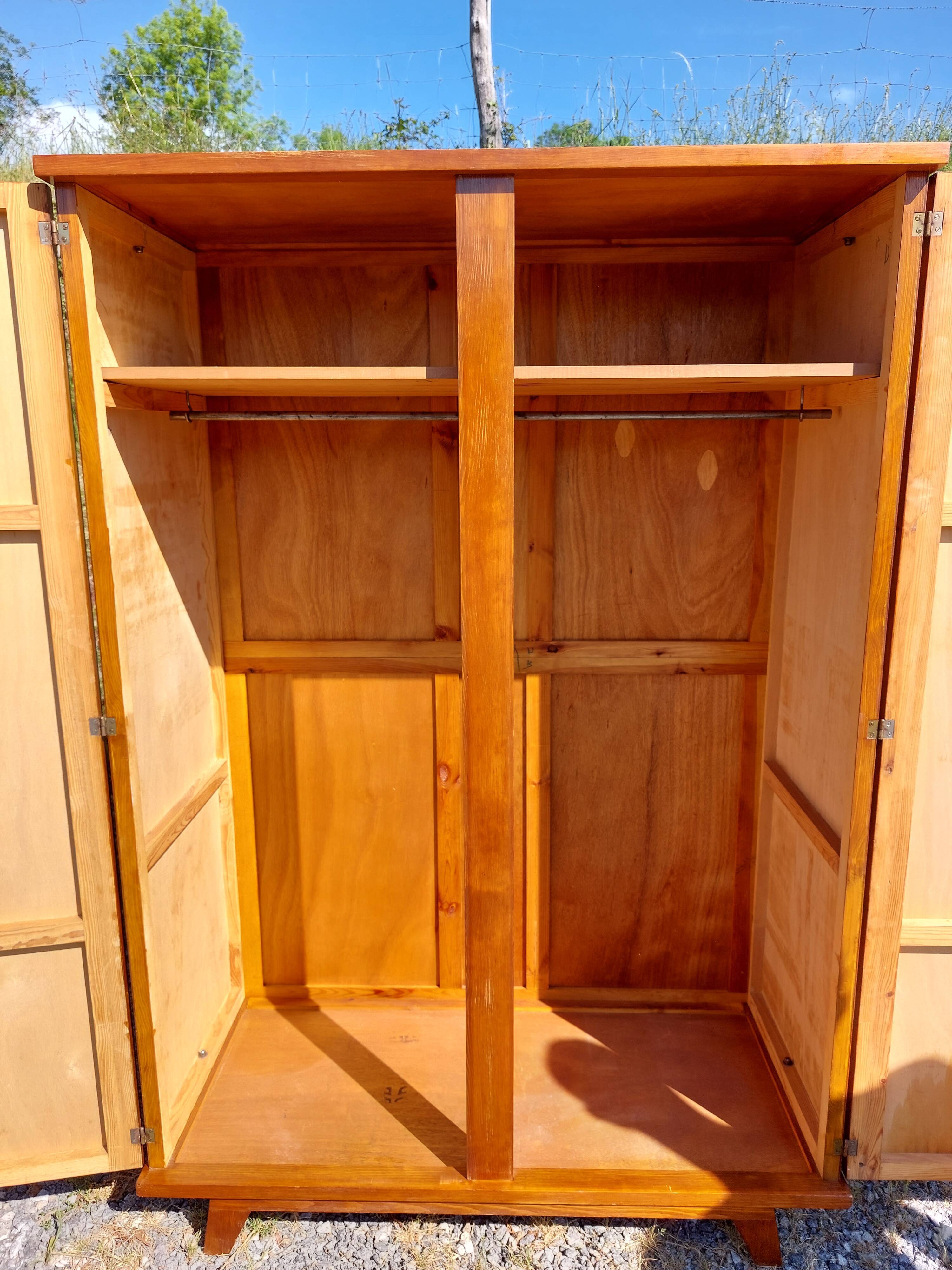 Compass foot cabinet