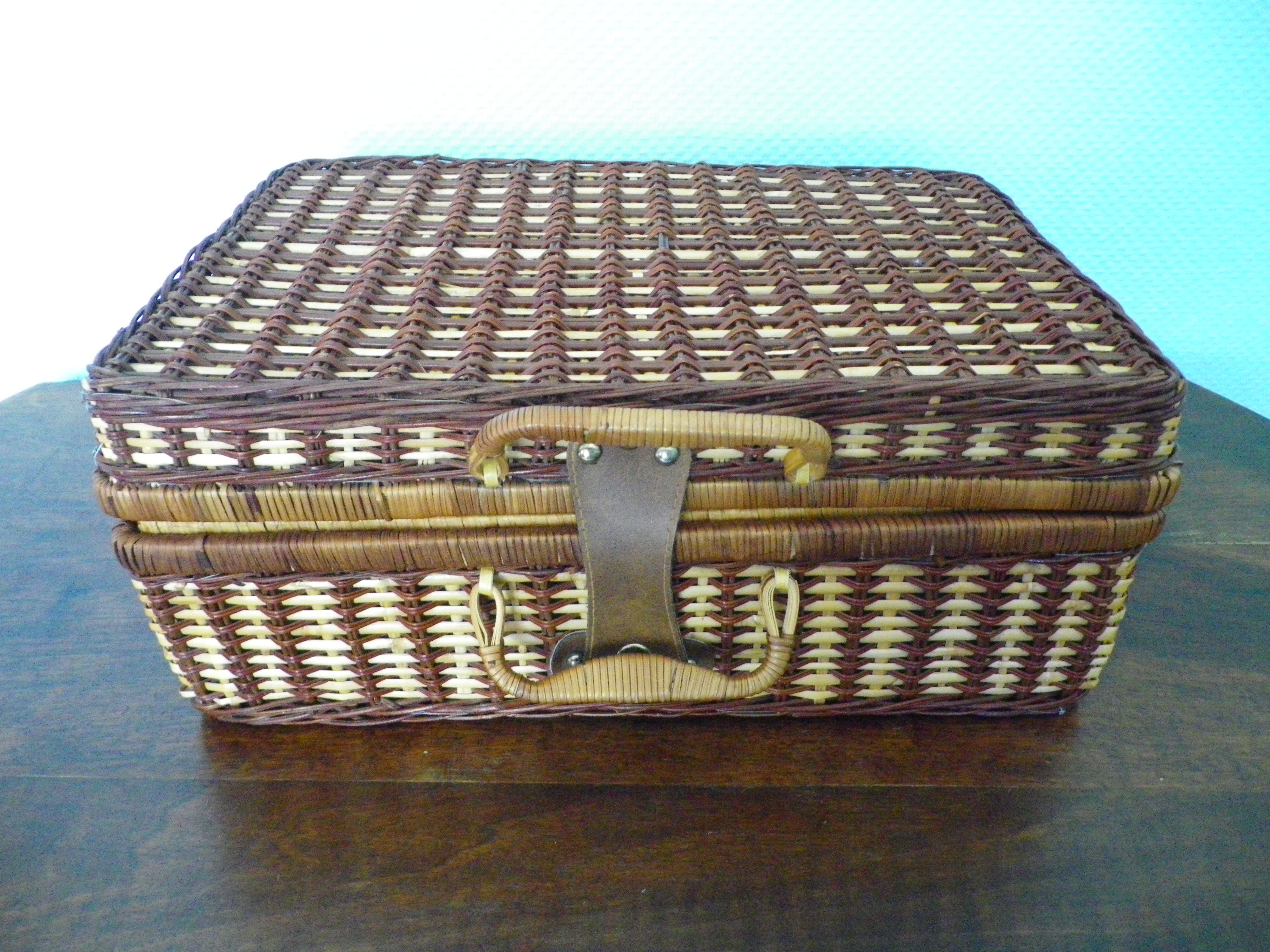 Picnic suitcase, braided wicker, 2 handles, leather closure