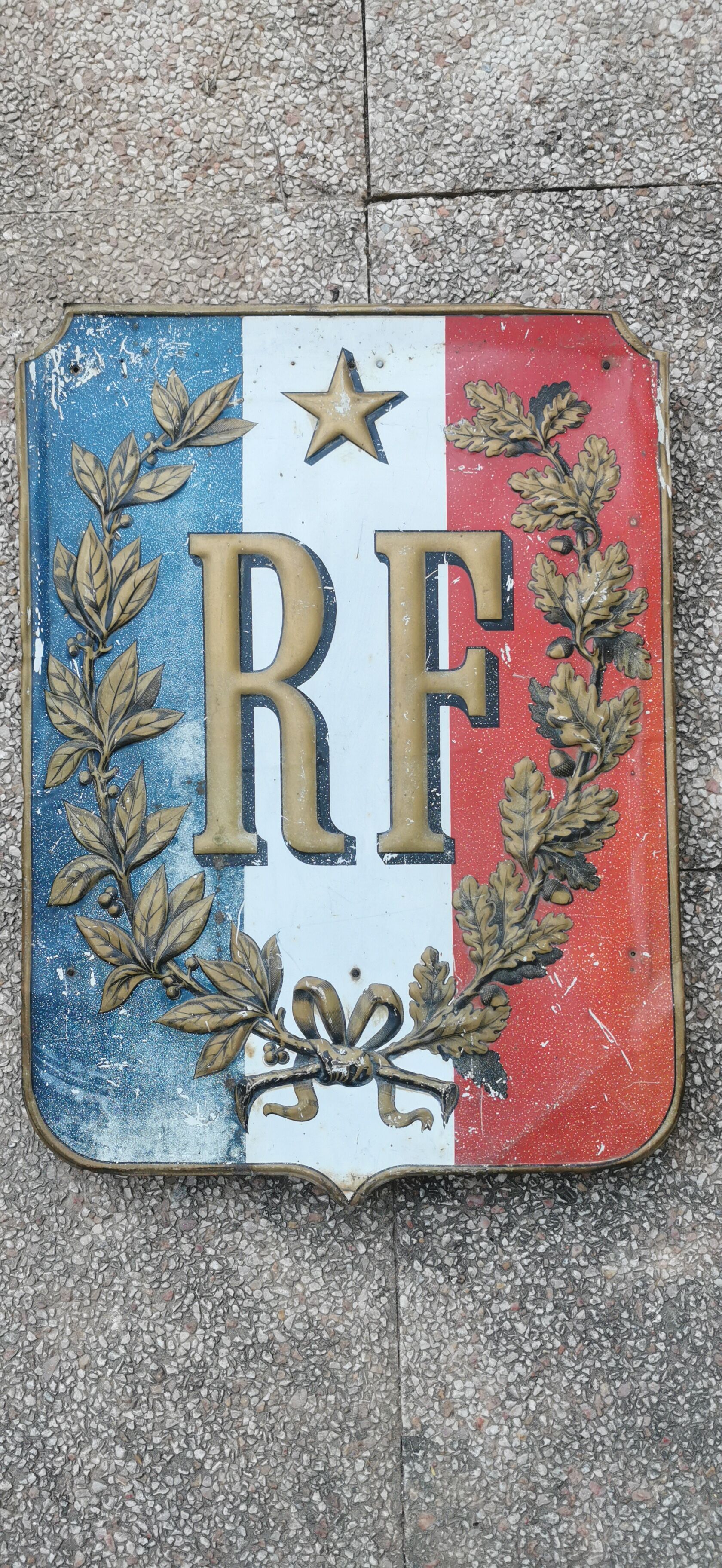 Plaque bearing the flags of mary French Republic