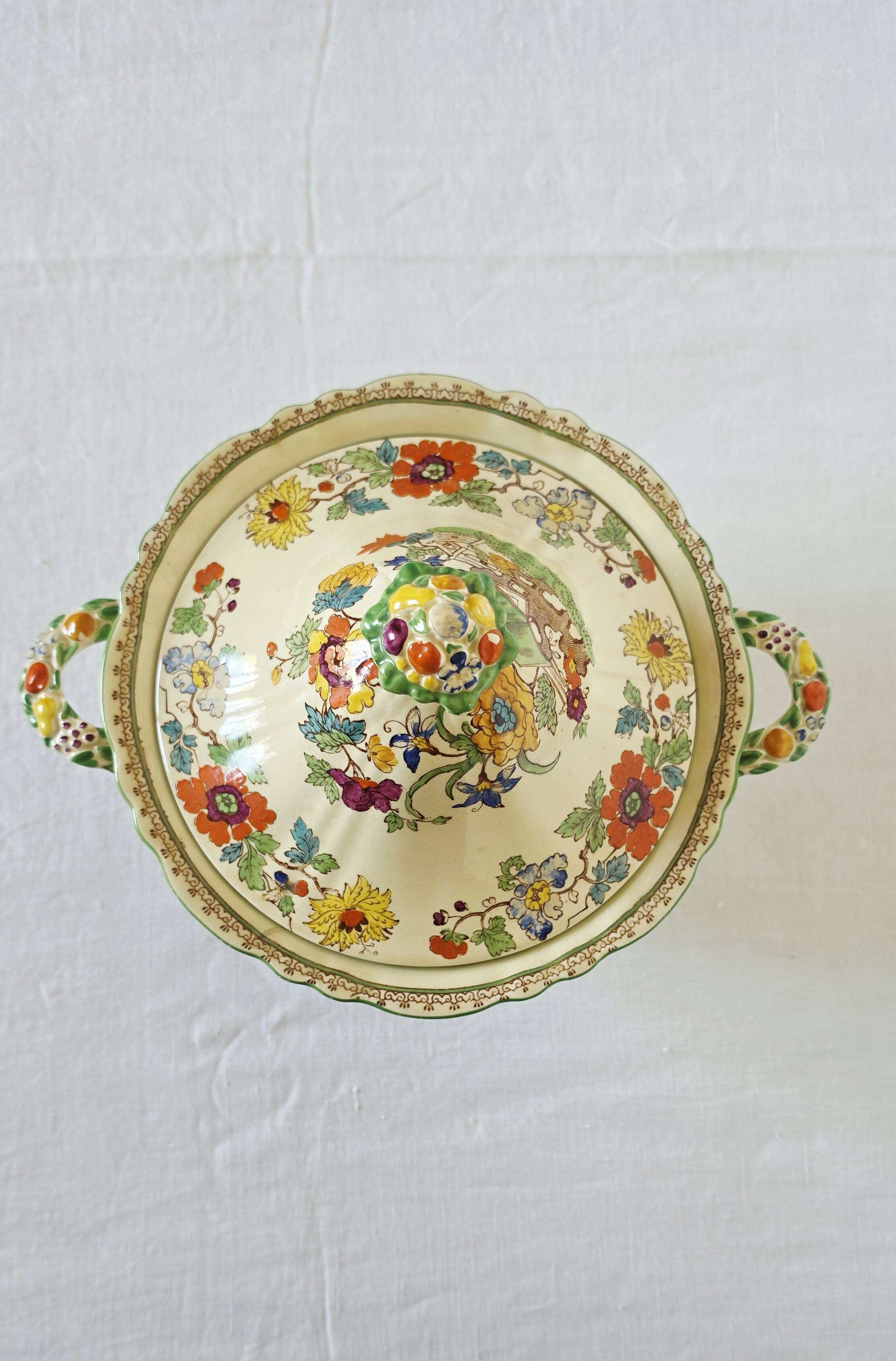 Antique soup tureen on feet from the prestigious English manufacturer Mason's,