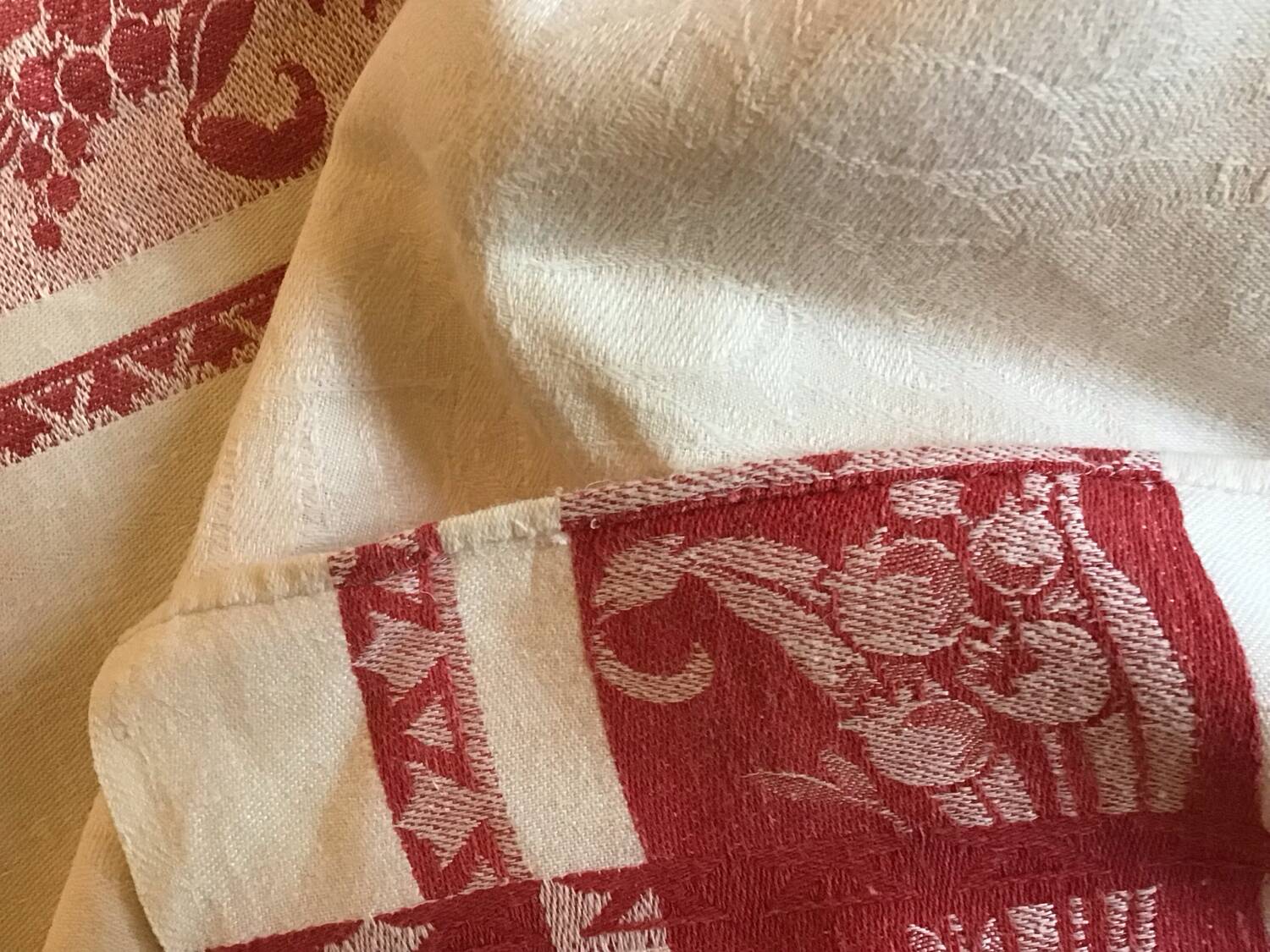 Grande nappe rouge et blanche vintage