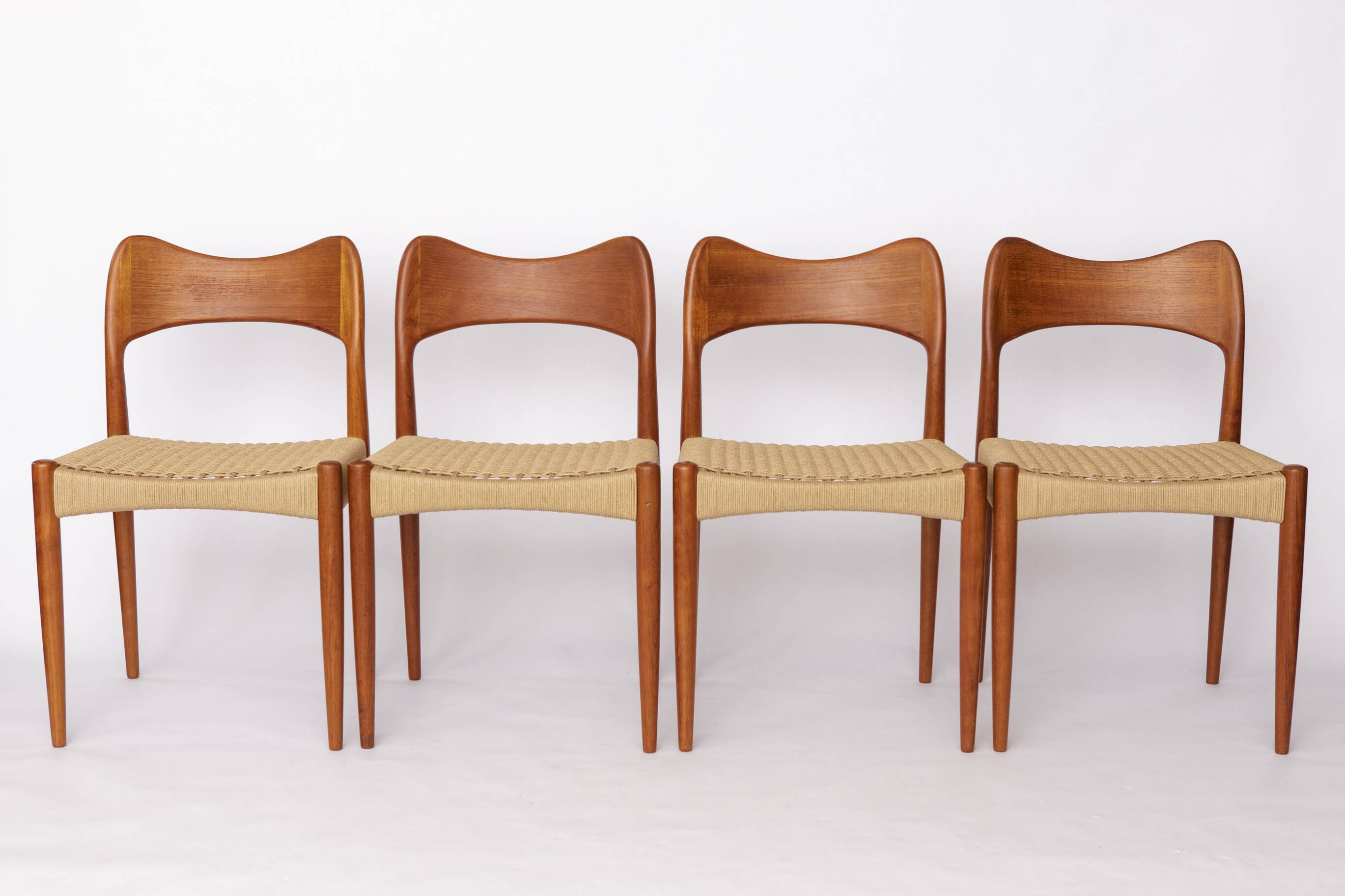 Ensemble de 4 chaises de salle à manger danoises par Arne Hovmand-Olsen pour Mogens Kold, années 1960.