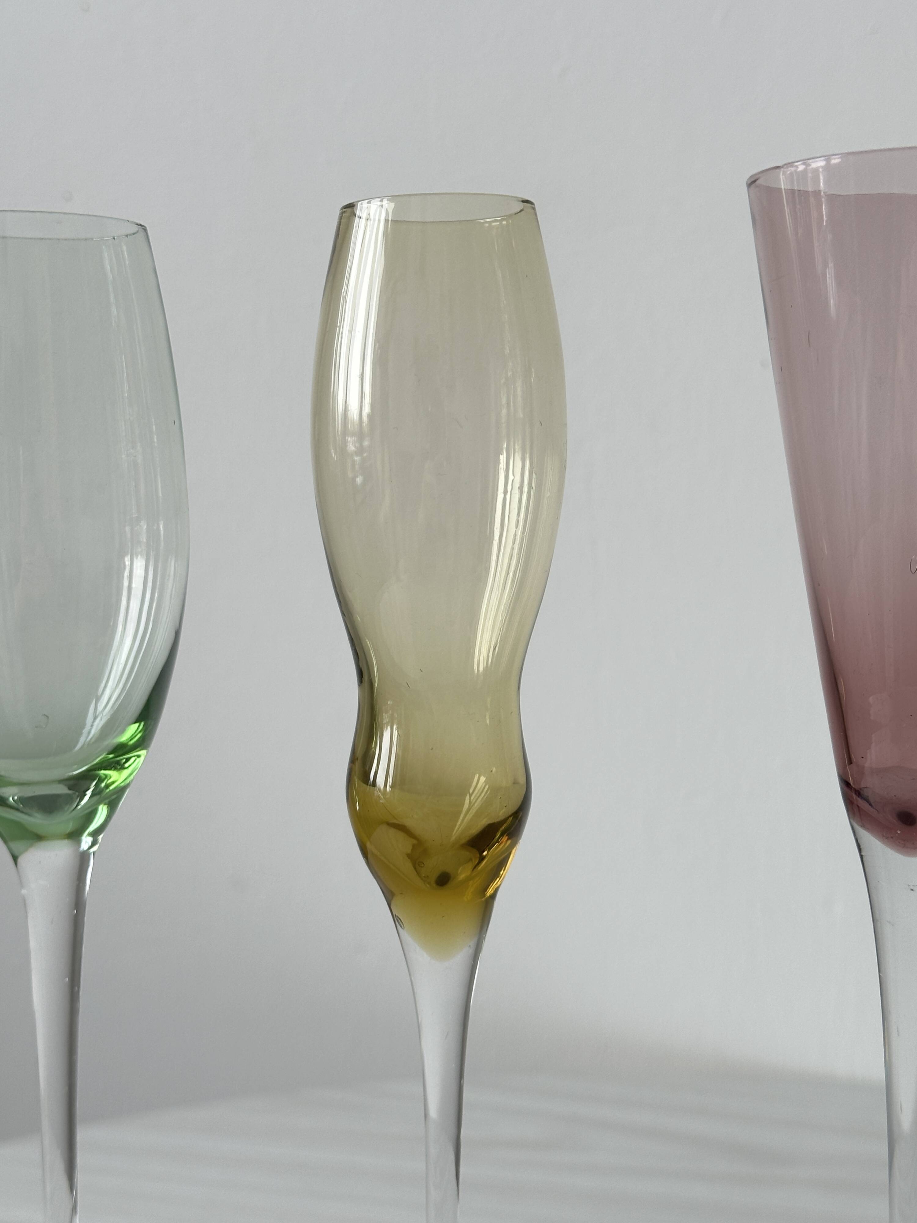 4 verres à pied multicolores