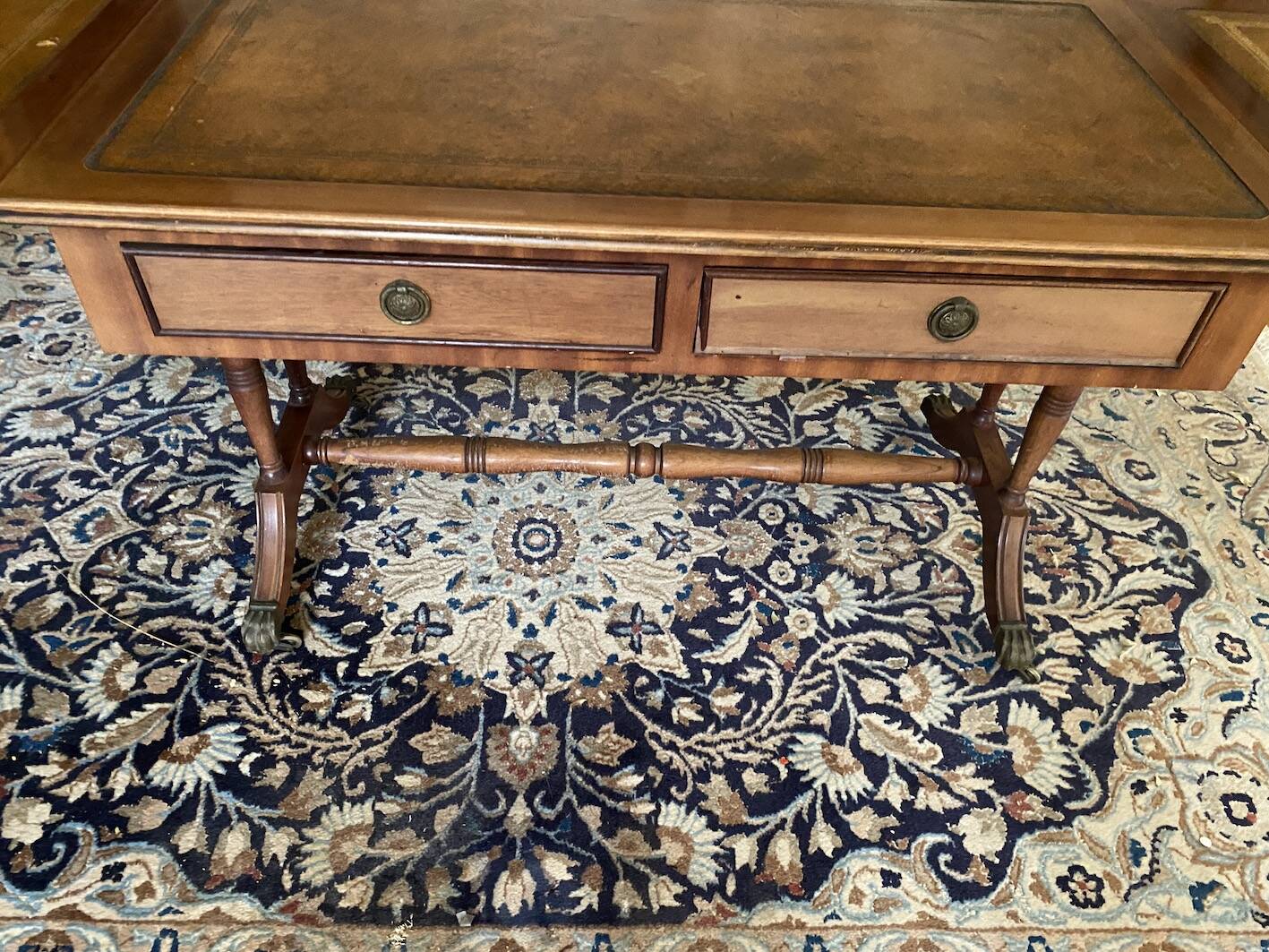 Table basse anglaise victorienne bois acajou / cuir / Feuille d’or
