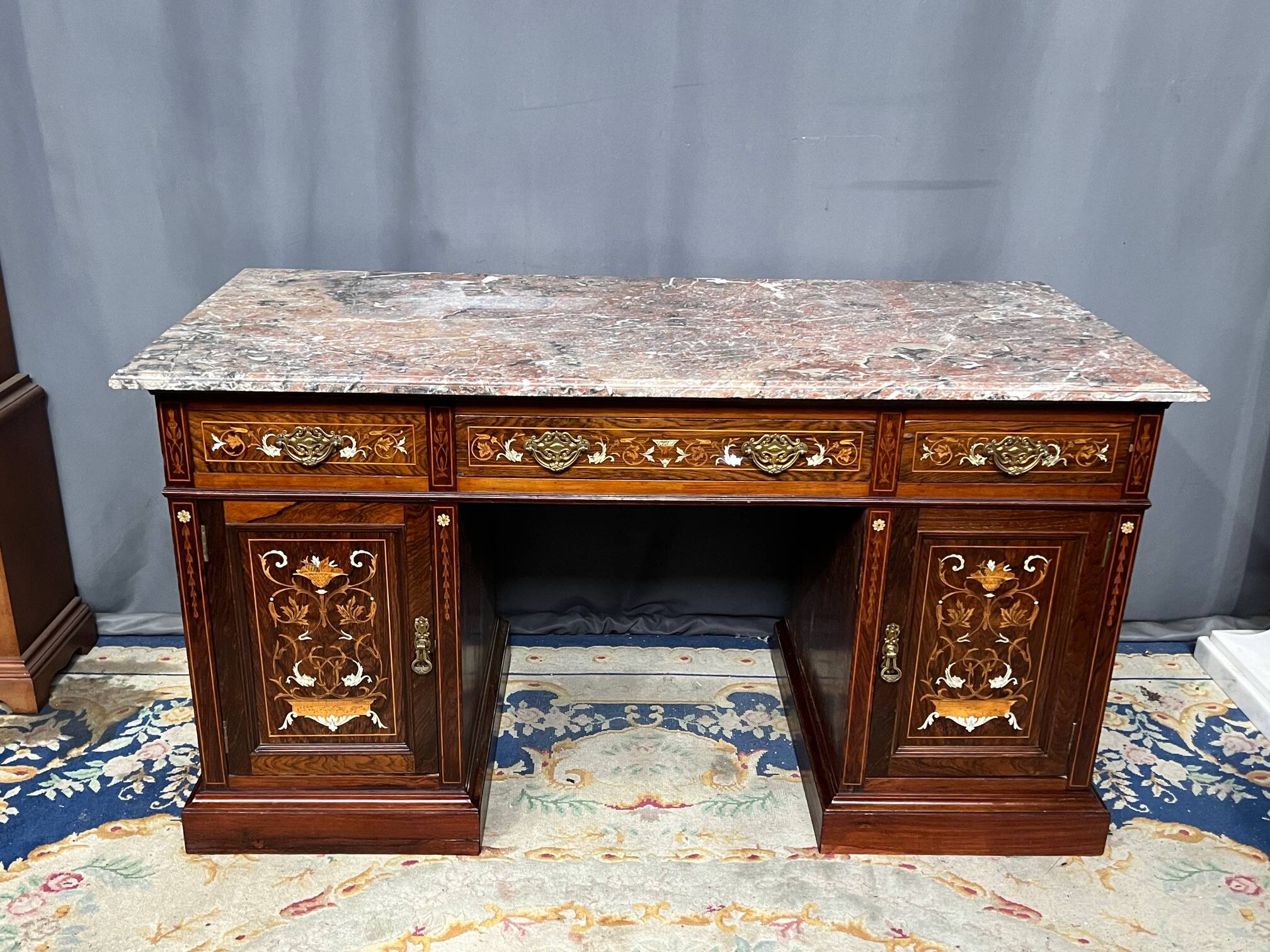 Bureau d'écriture victorien en palissandre par James Shoolbred.