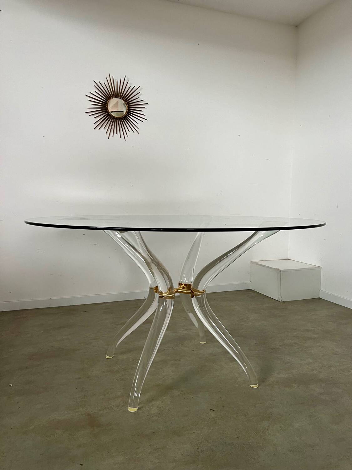 Venice model round dining table from Madelia by Paris Altuglas foot