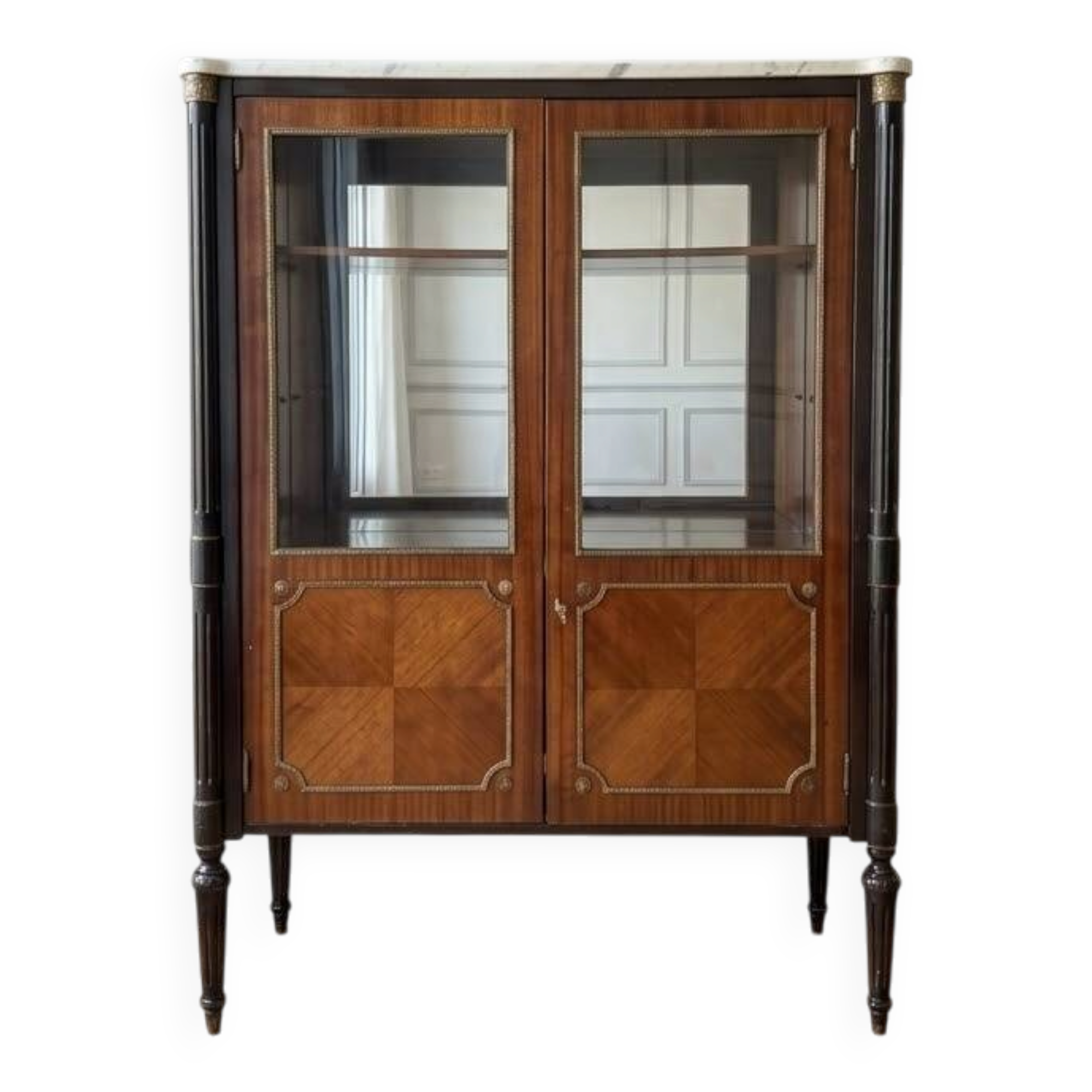 Louis XVI style cabinet/display case in very good condition.