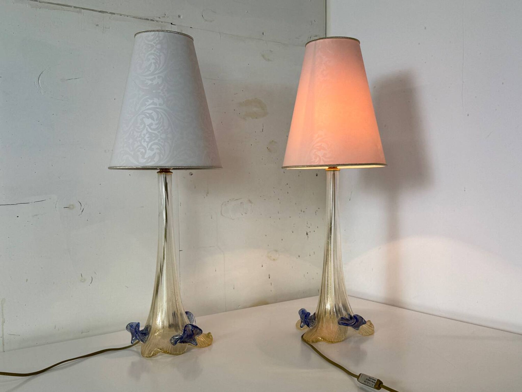 Set of 2 vintage romantic Venetian Italian table lamps in Murano glass.