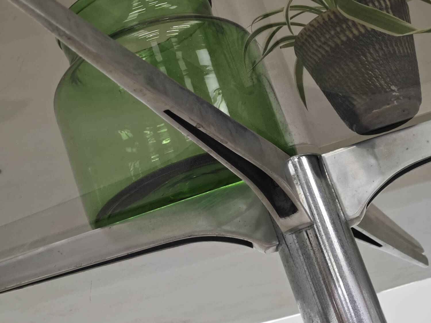 Dining table in glass, aluminum and chrome steel