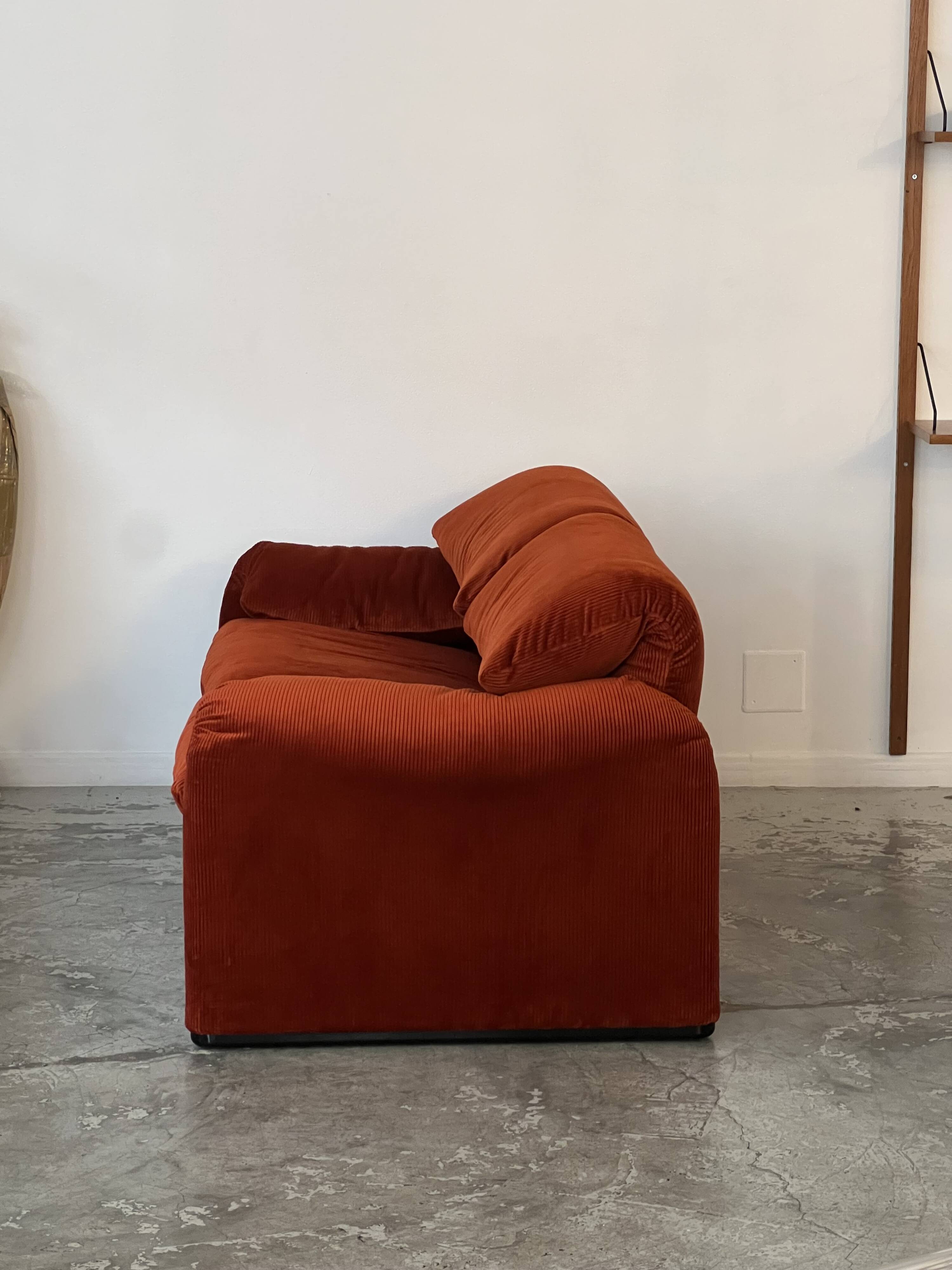 Maralunga 2-seater sofa by Vico Magistretti for Cassina Italy 1973