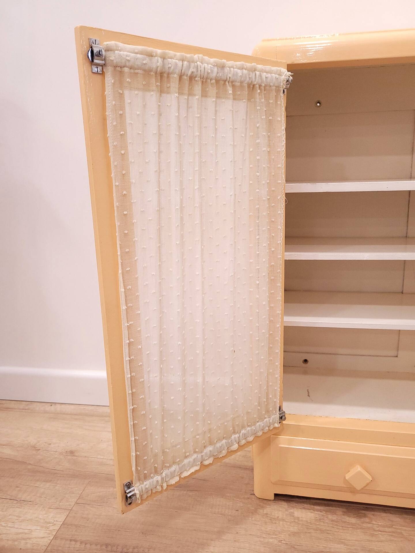Wall cabinet