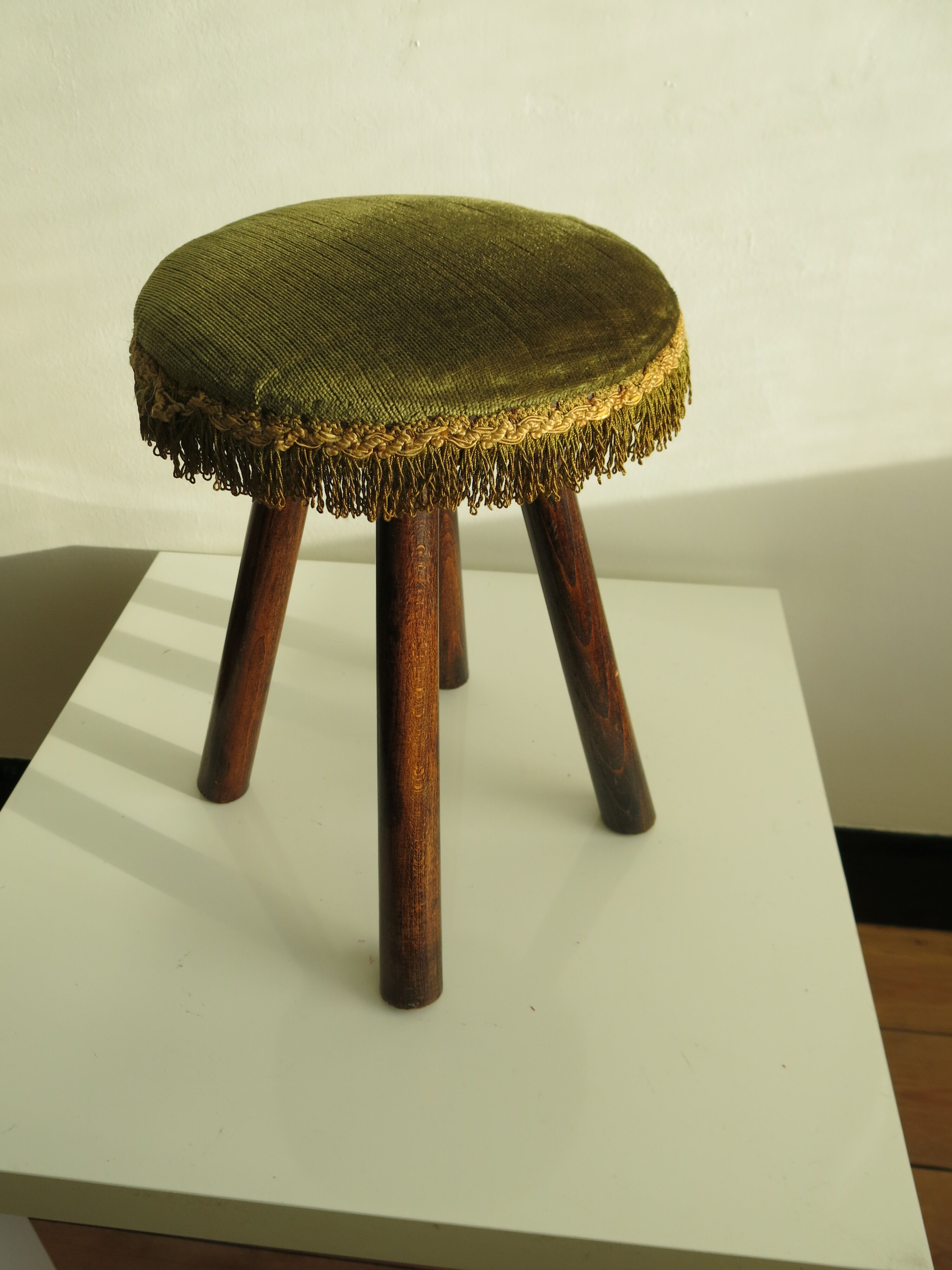 Tabouret en bois et velours à franges