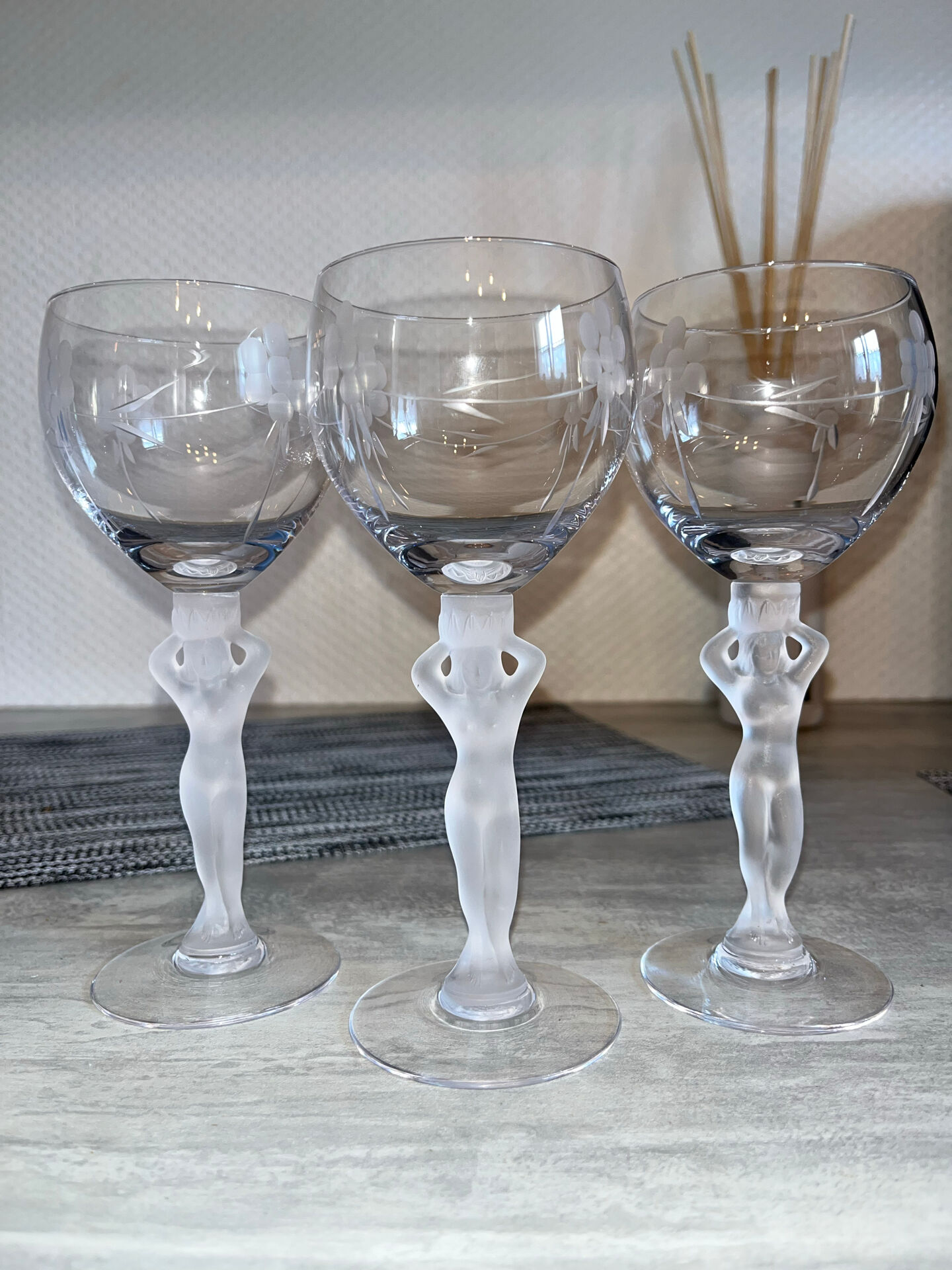 Service de 12 verres à pied sculptural féminin