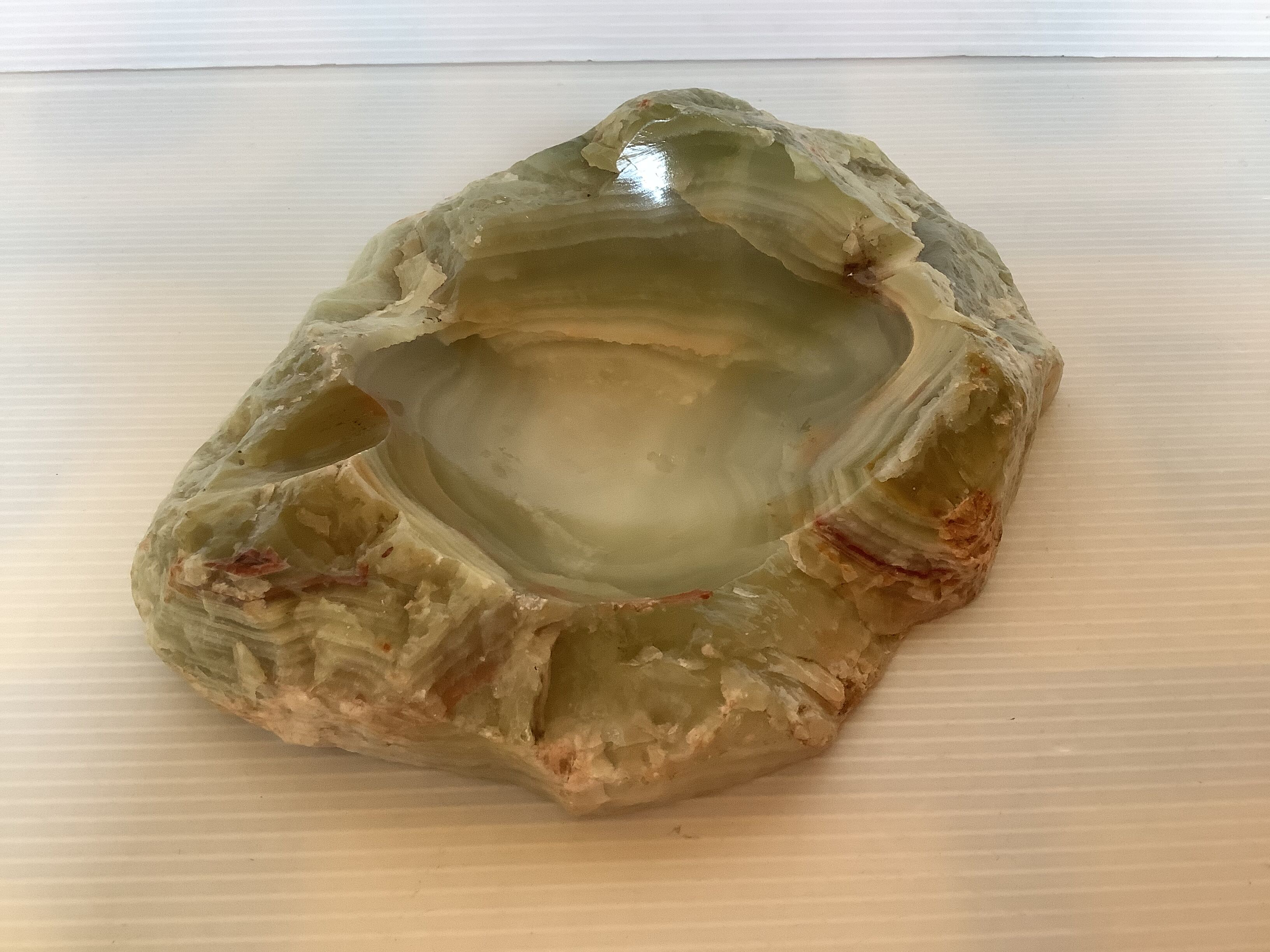 Empty pocket varnished onyx ashtray