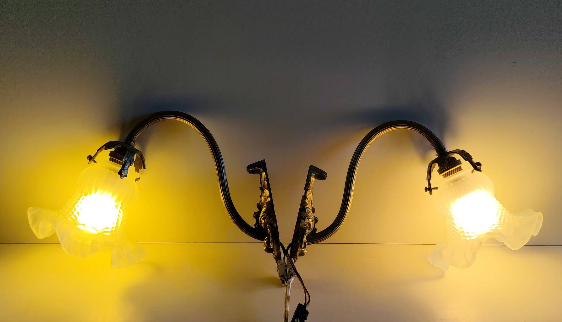 Swan neck wall lights in bronze and glass - early 20th century.