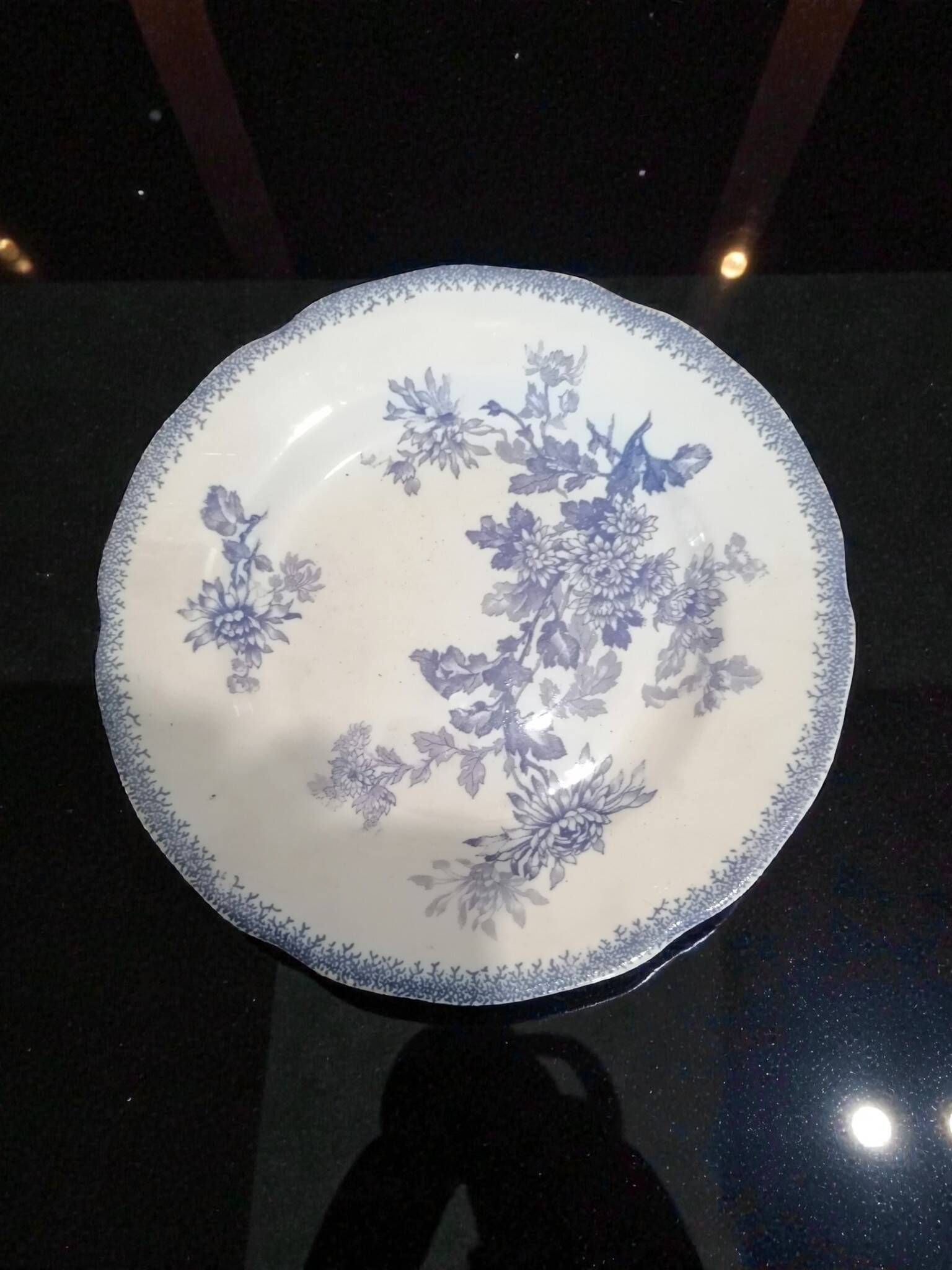 Partie de service (25p) en faïence de Sarreguemines - Décor floral violet
