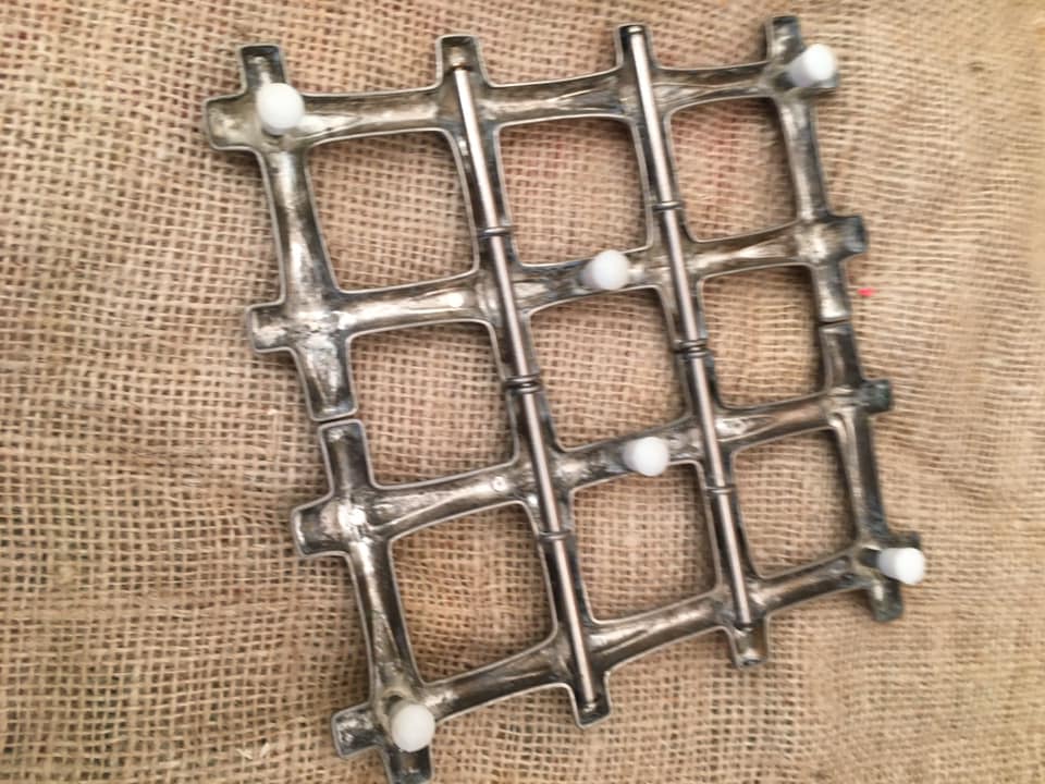 Trivet in finely crafted stretchable metal
