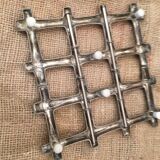 Trivet in finely crafted stretchable metal