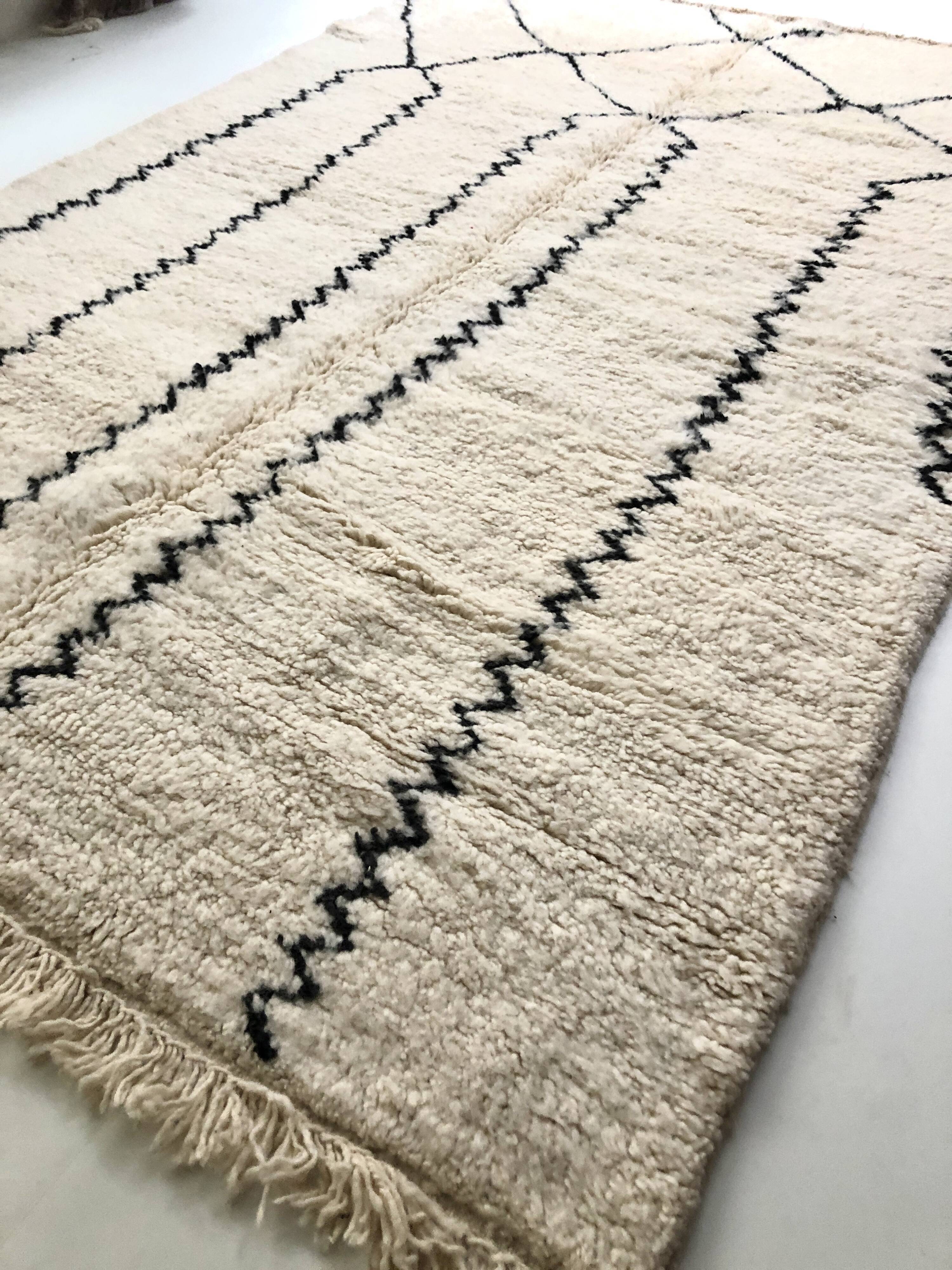 Berber carpet Beni Ouarain with black graphic patterns 2,43 x 1.65 m