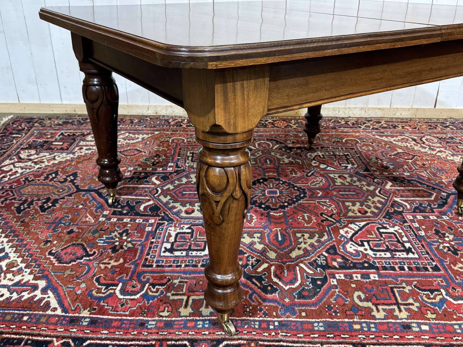 Victorian-style mahogany English table with 3 extensions.