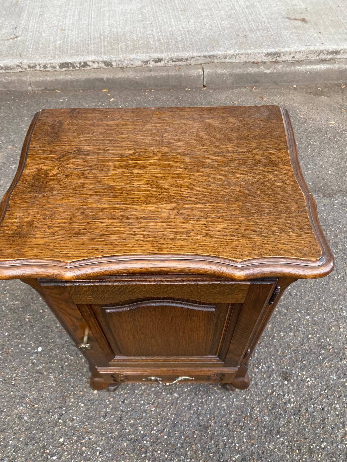 Table de chevet Louis XV en chêne 1970