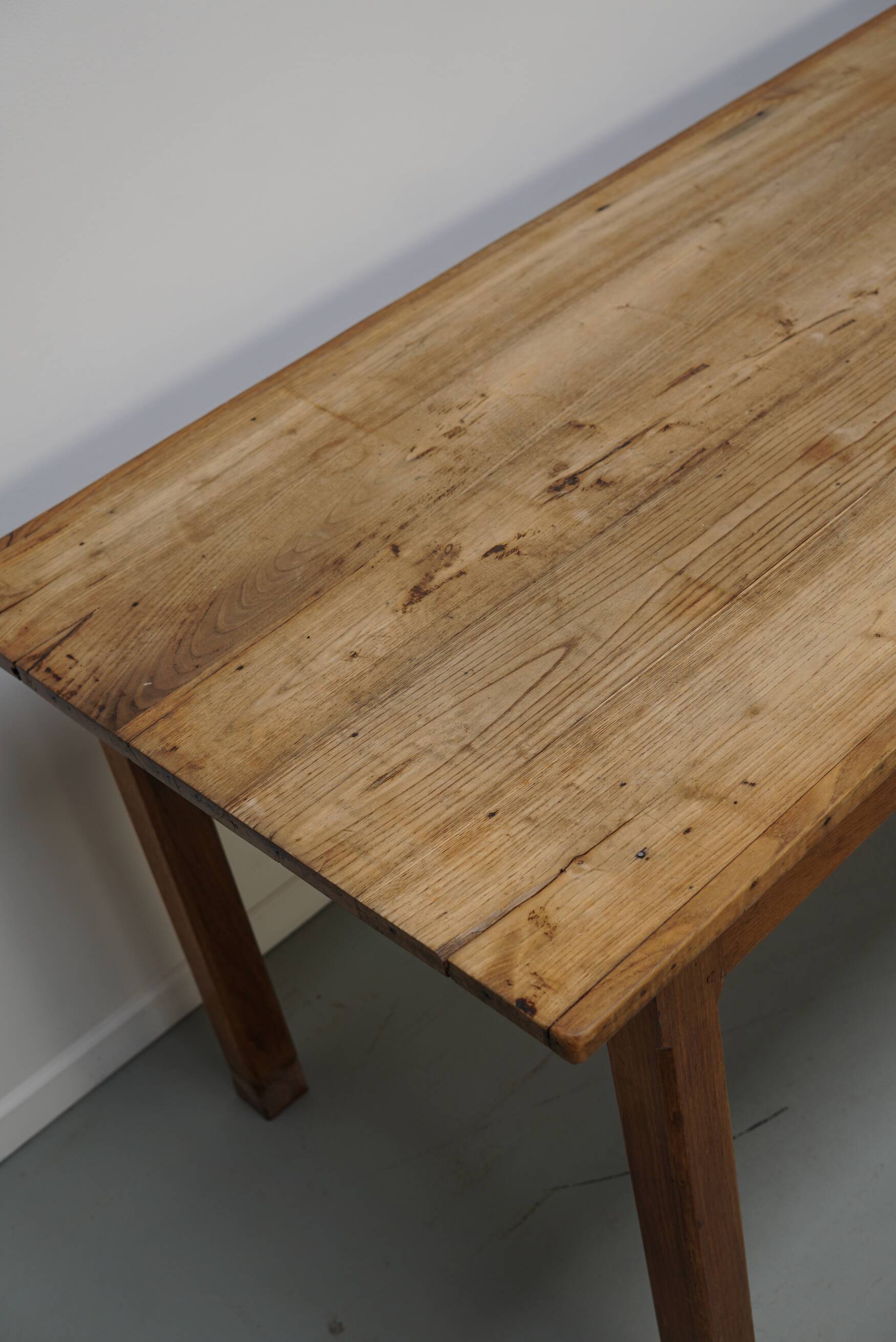 Table à manger rustique en chêne antique du début du 20e siècle.