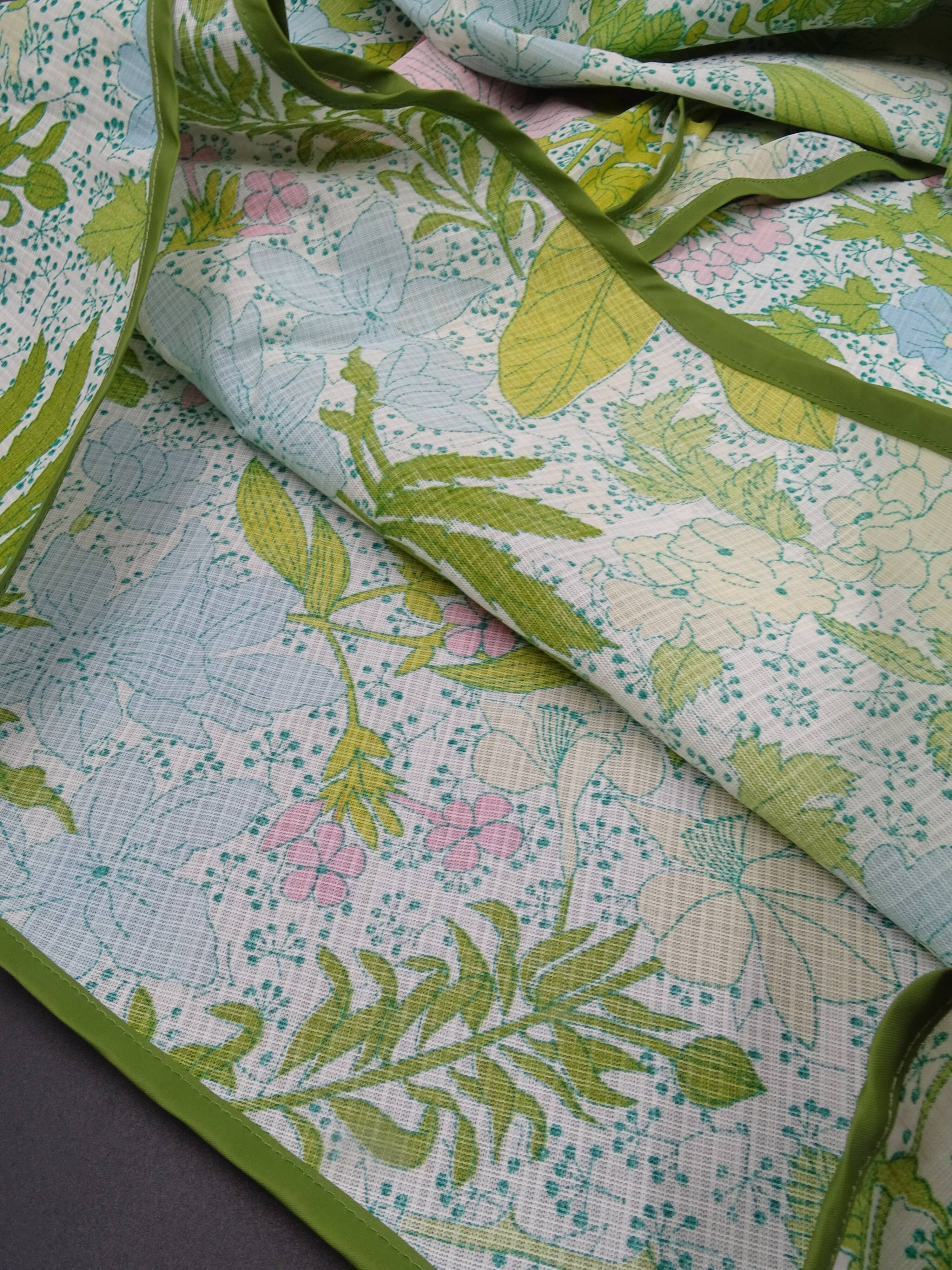 Nappe ronde à décor de fleurs vers 1970