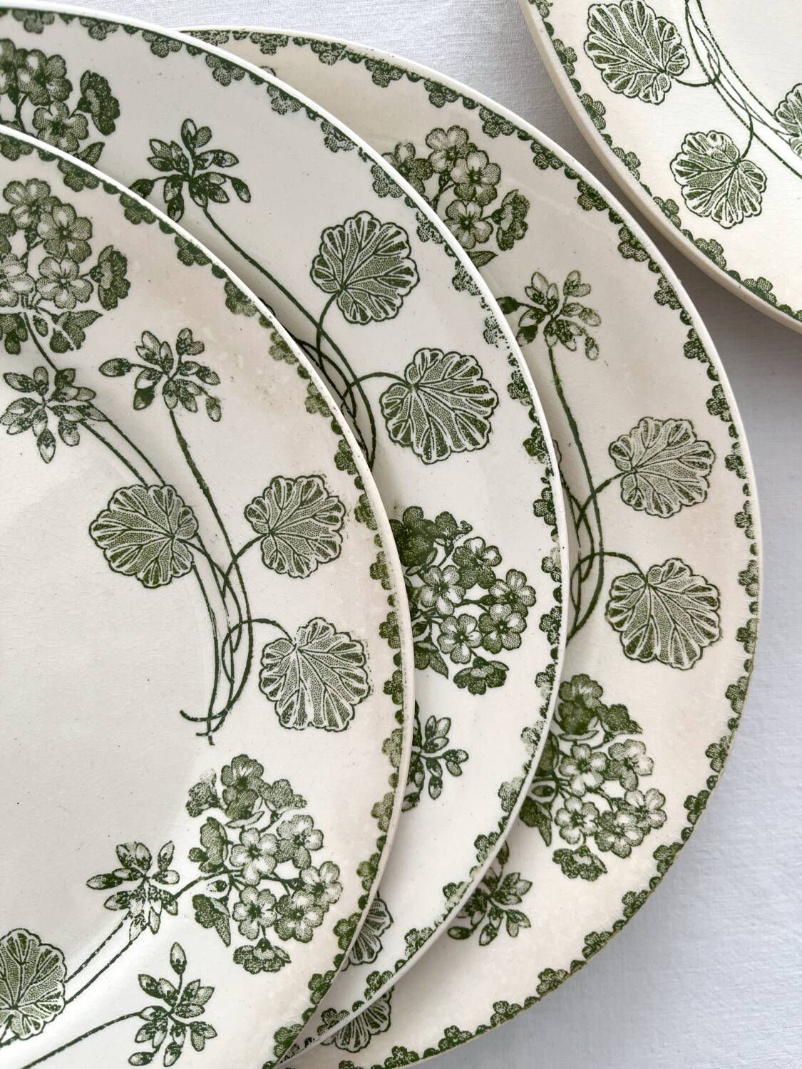 4 assiettes à dessert terre de fer « Géranium » Sarreguemines