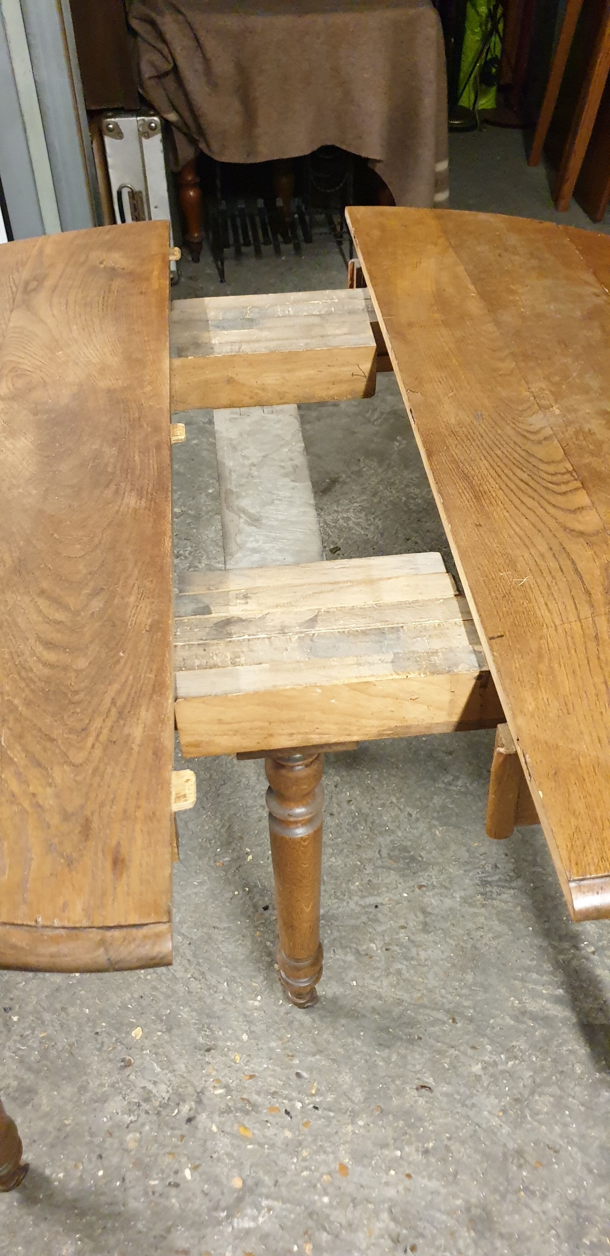 Table 6 feet louis Philippe on wooden wheels