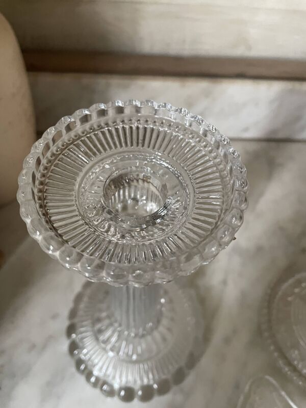 Lot d’anciens bougeoirs en verre