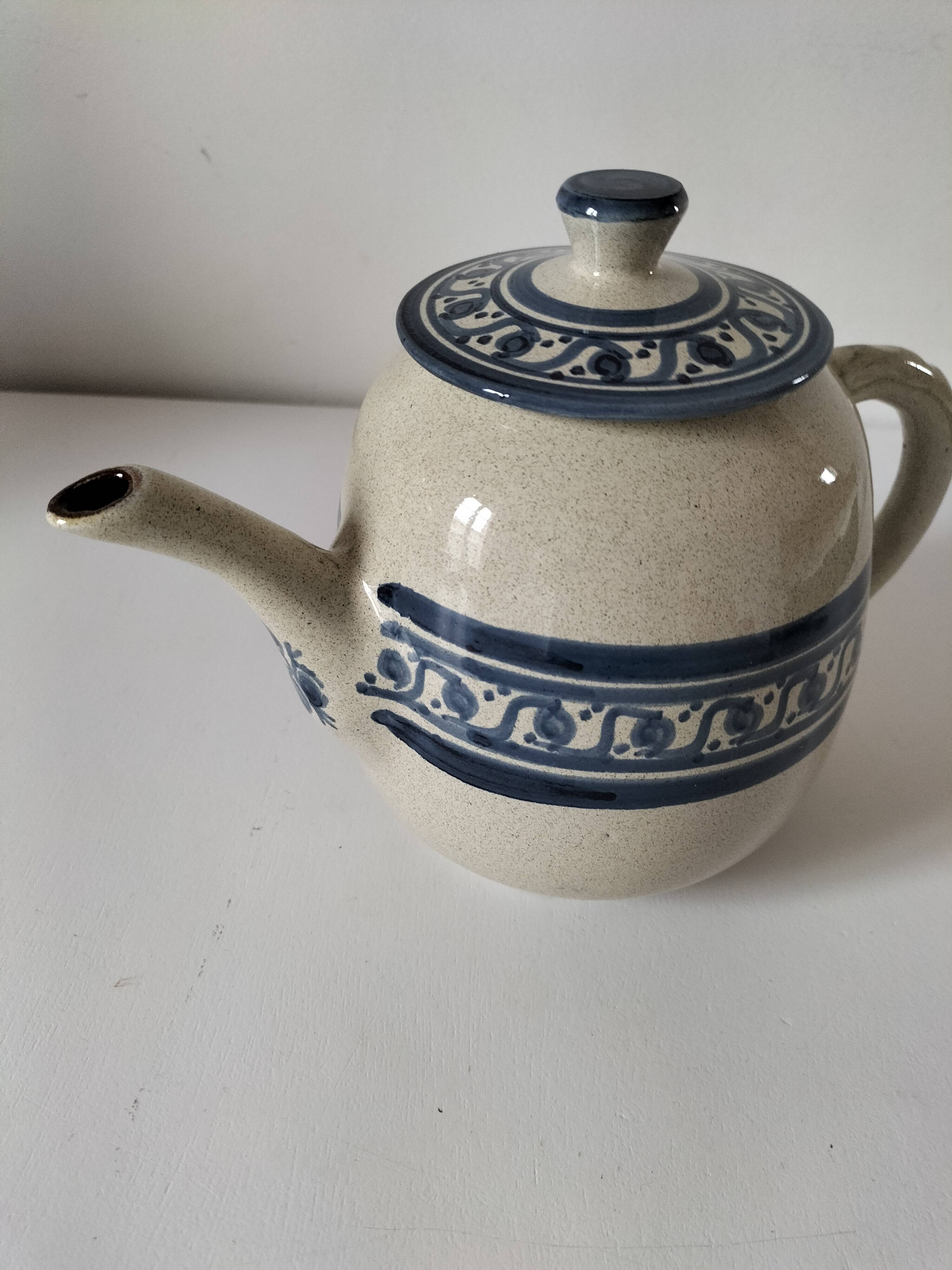Théière artisanale grès beige moucheté et décor bleu