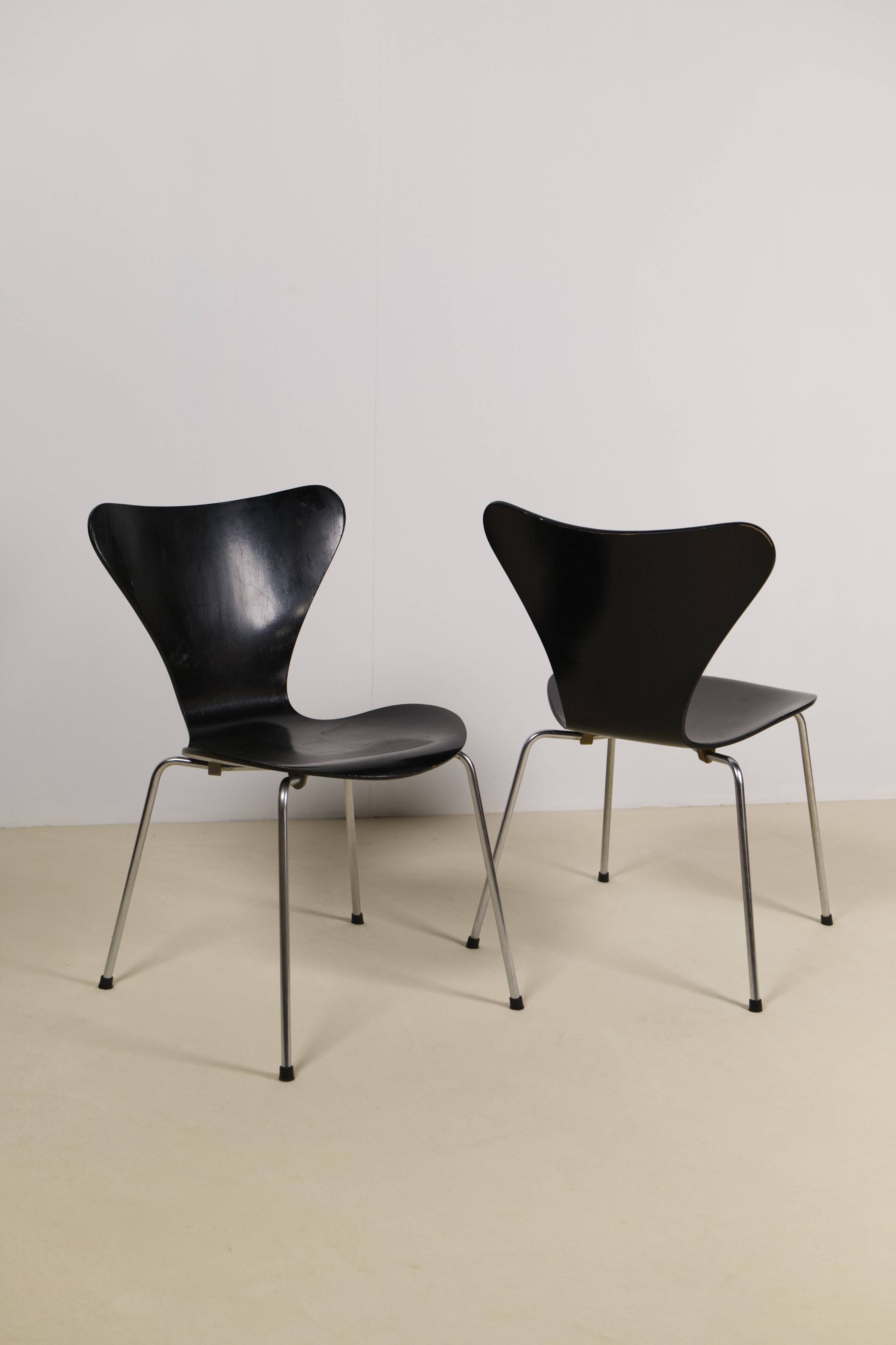 Pair of early 3107 "Syveren" Arne Jacobsen dining chairs, 1965