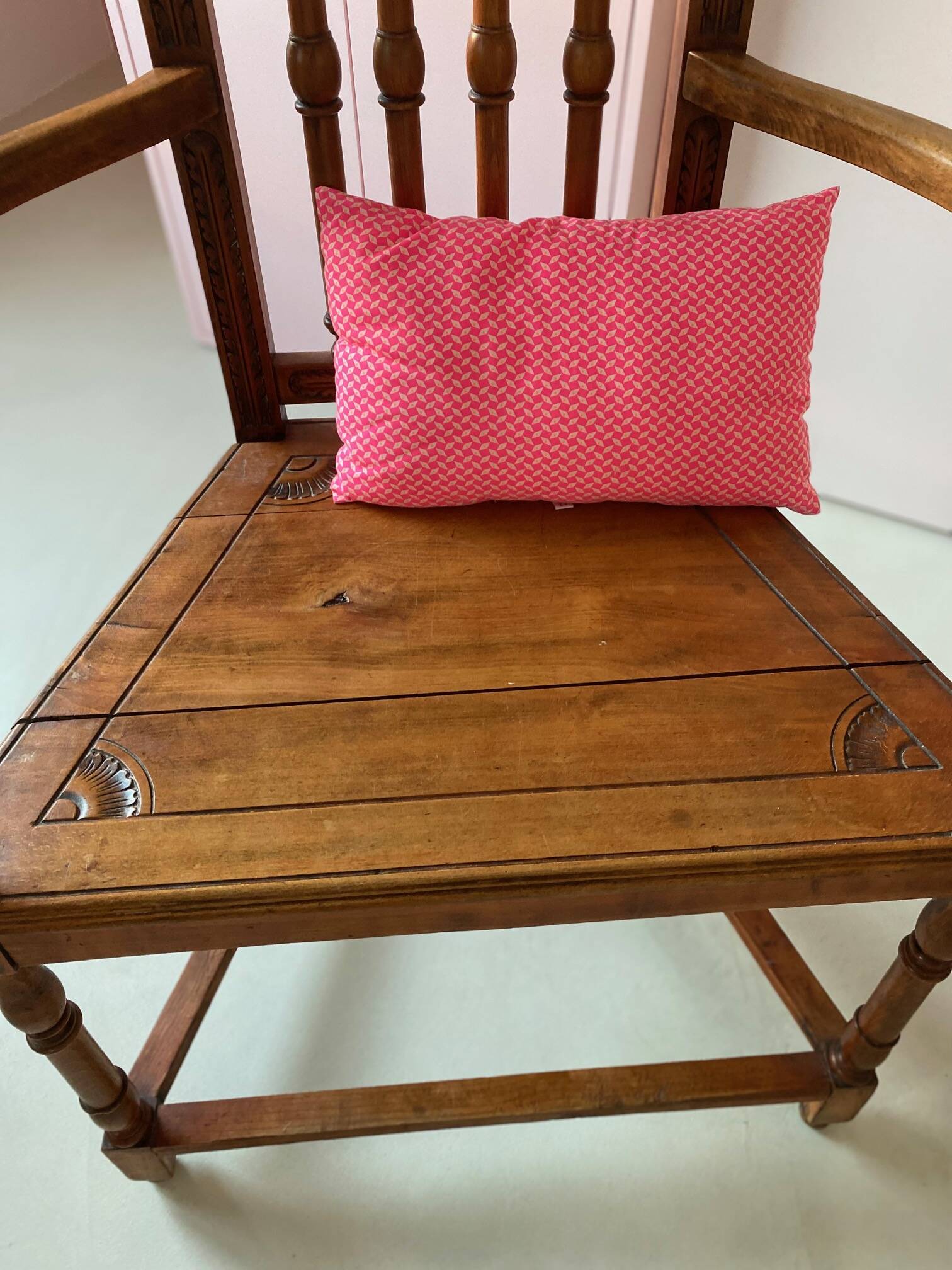Paire de fauteuils anciens de style gothique