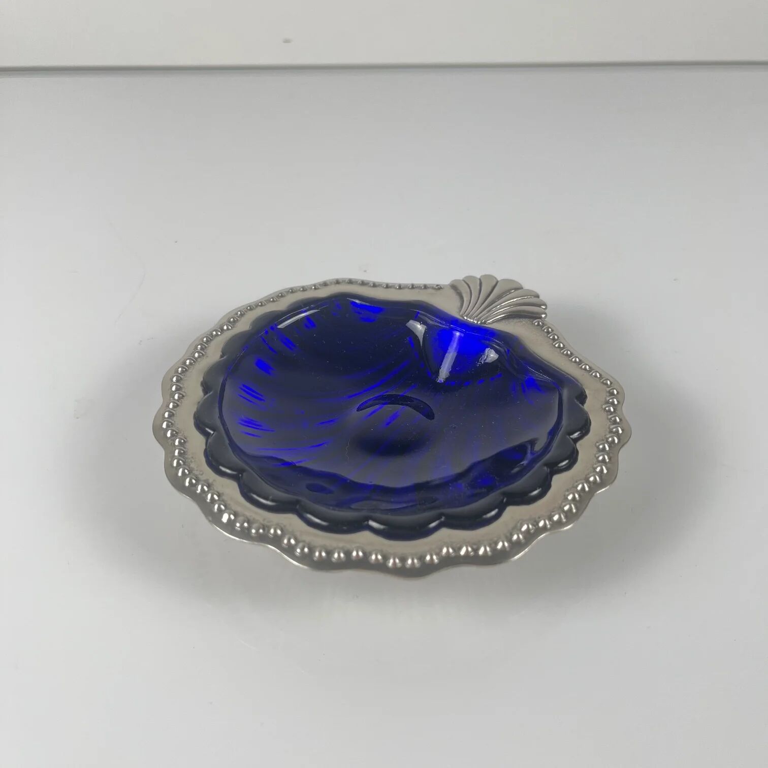 Vide poche / beurrier ouvert coquillage en métal couleur argenté et insert verre bleu, 1970