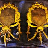 Paire de miroirs en bronze ciselé et doré formant appliques