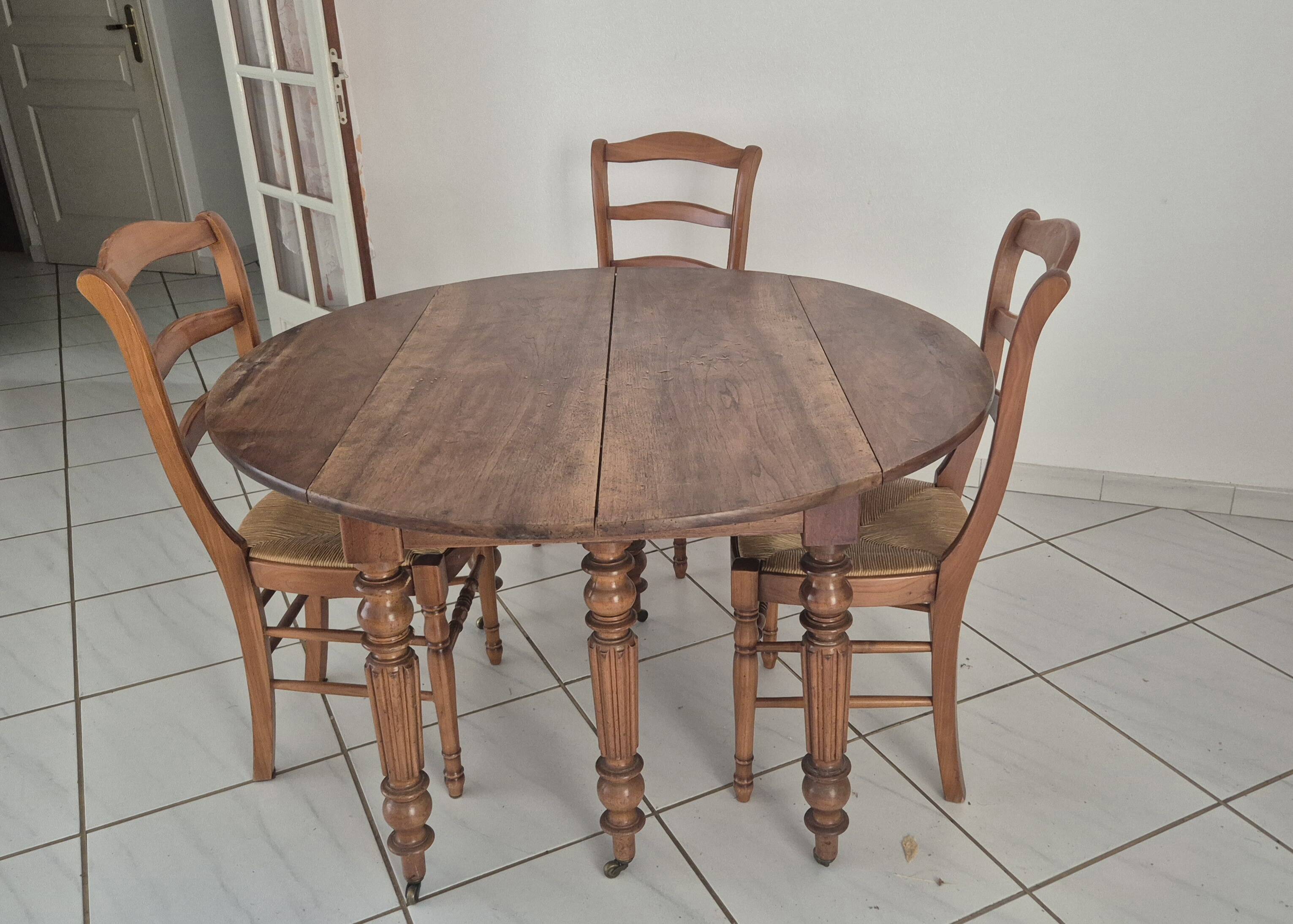 Louis Philippe round table in walnut