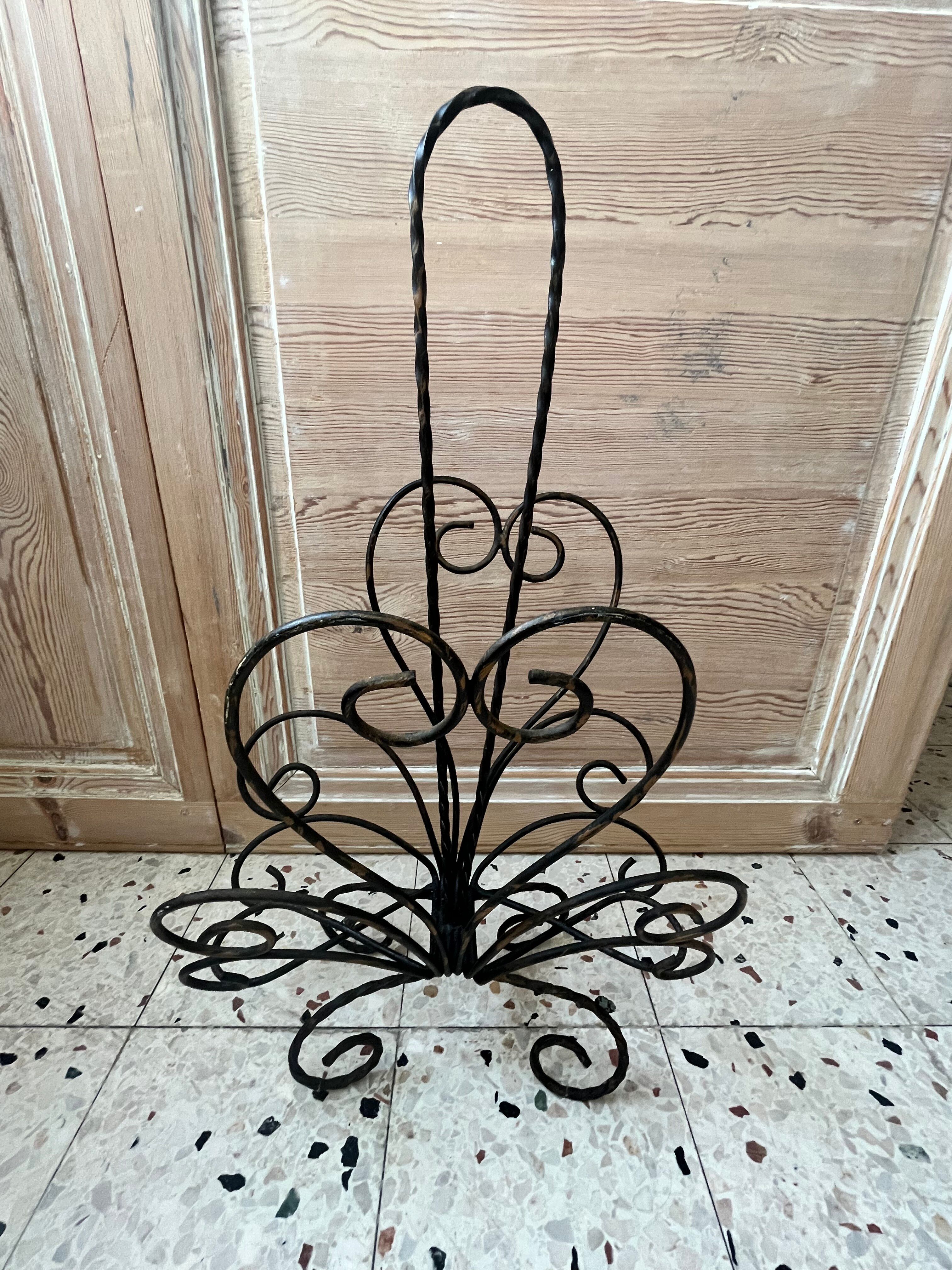 Porte revue en fer forgé