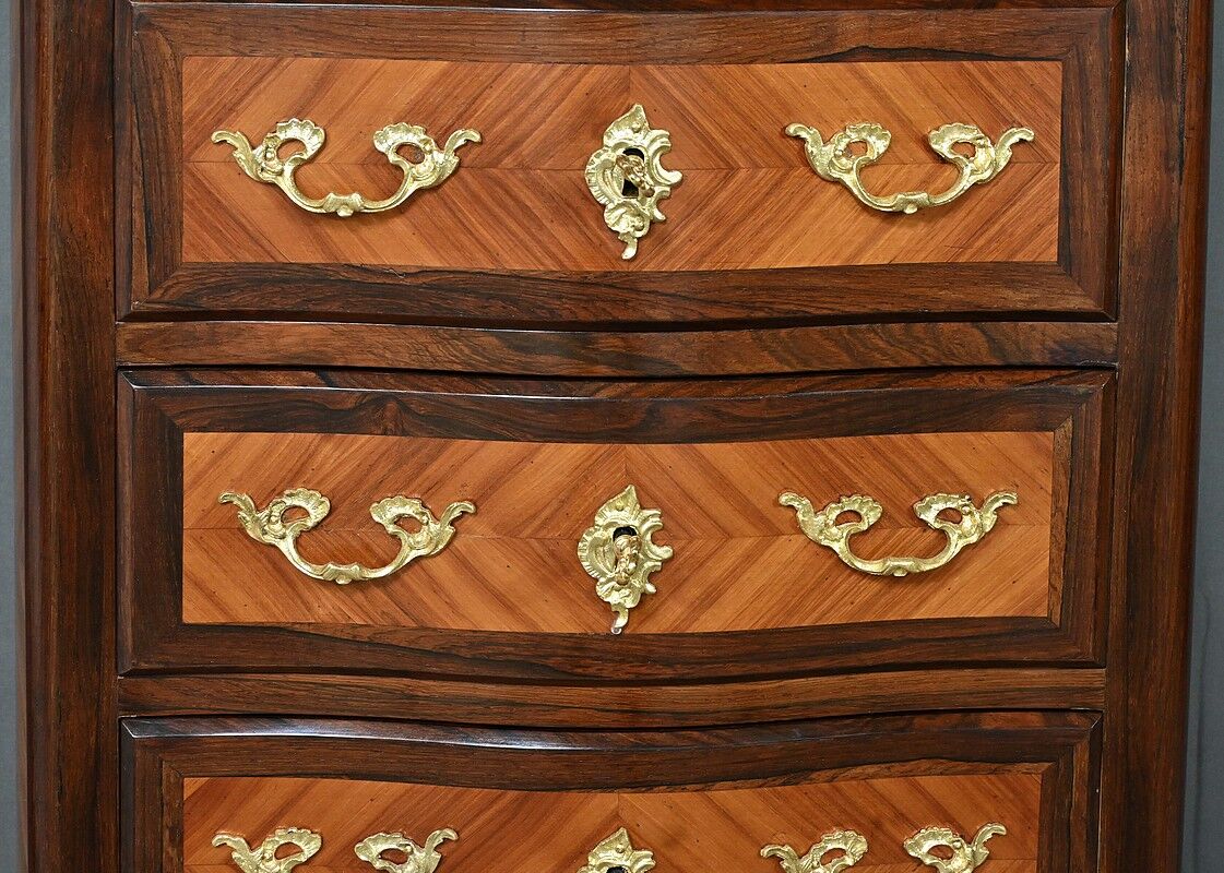 Rosewood and rosewood marquetry chest of drawers, Louis XV style – 2nd half of the 19th century.