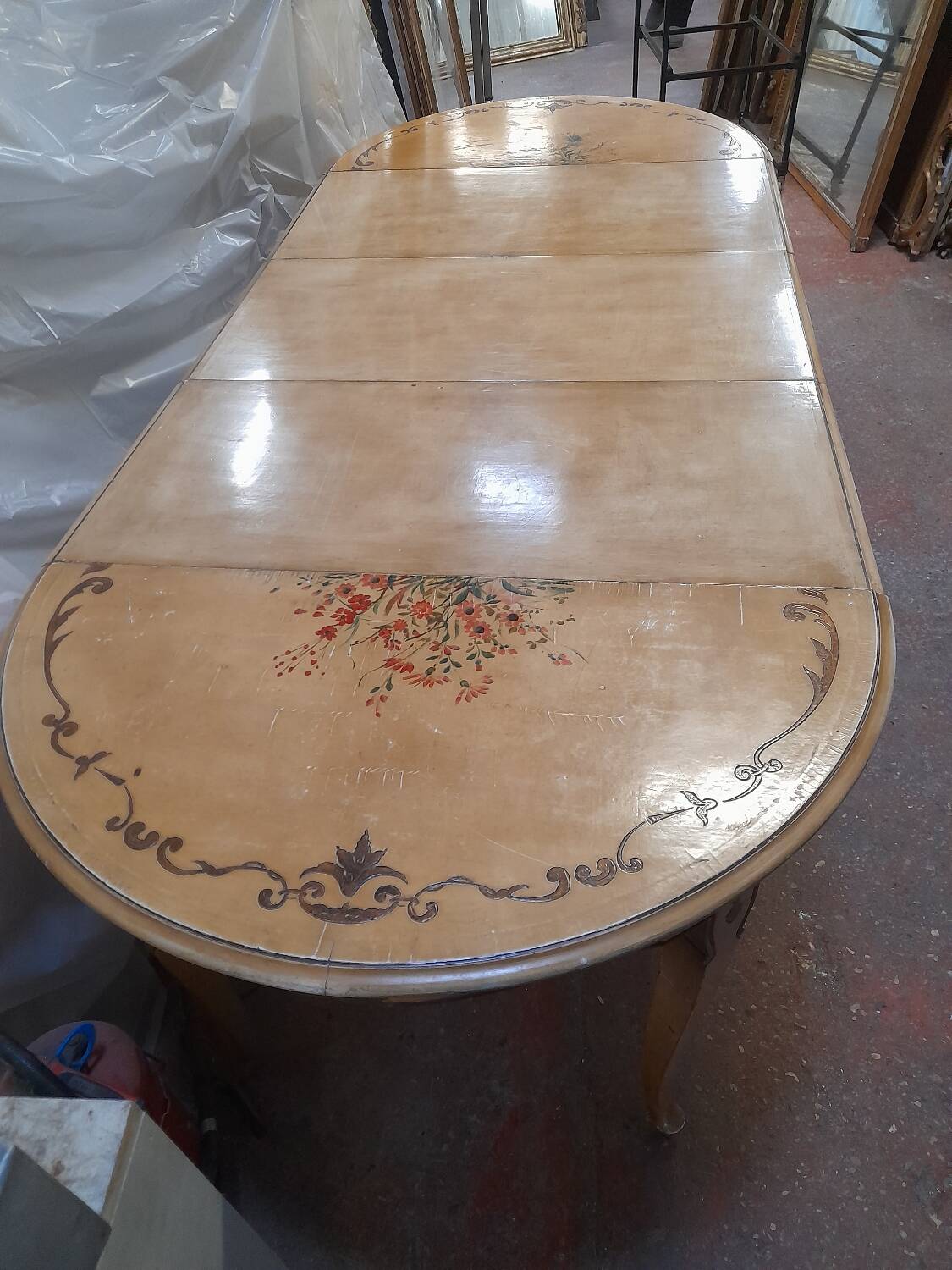 Round table for 4 to 10 place settings