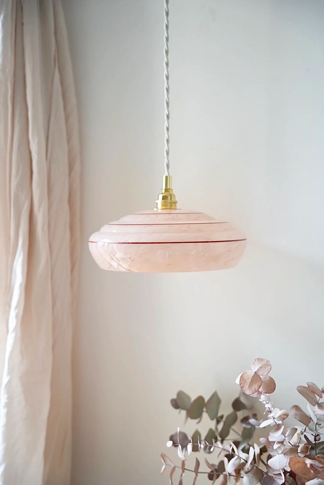 Clichy pink glass pendant with a rim