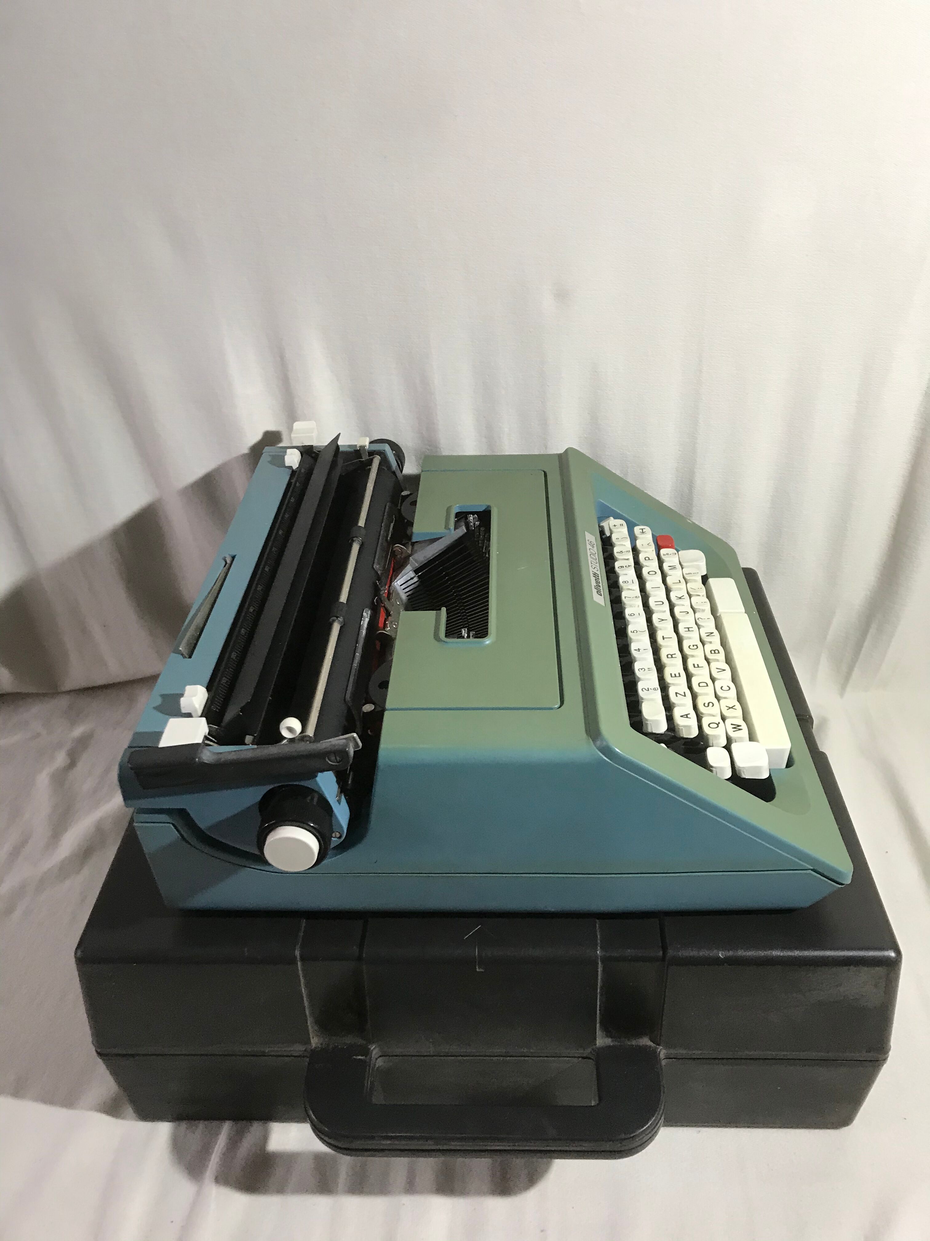 Former Olivetti studio 48 metal writing machine - vintage black malle